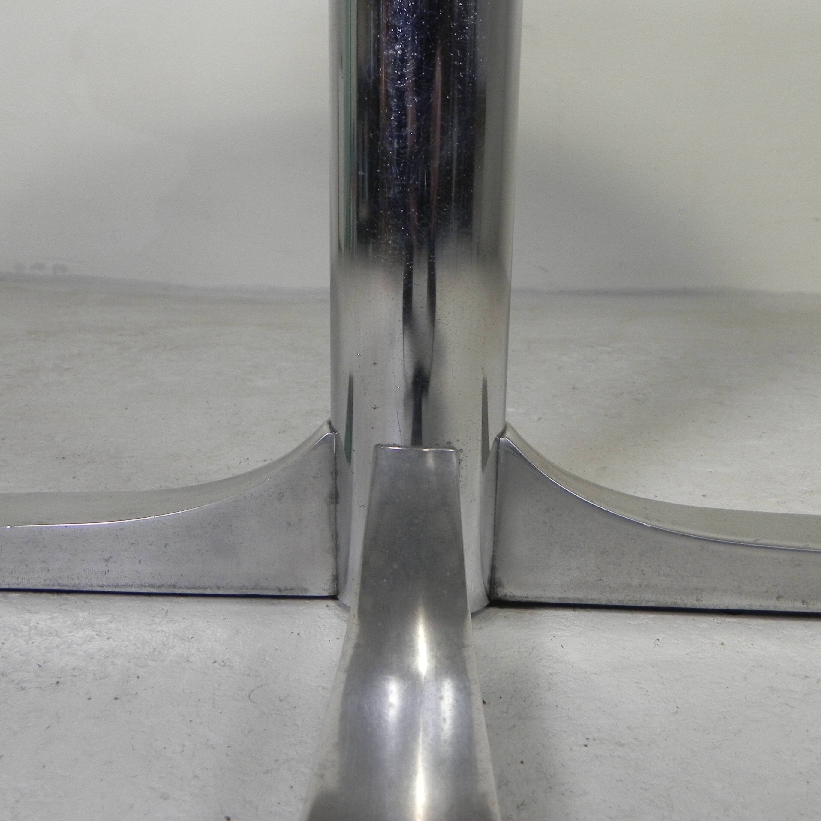 Vintage round dining table with a diameter of 100 cm, extendable to 135 cm, from the 1970s.