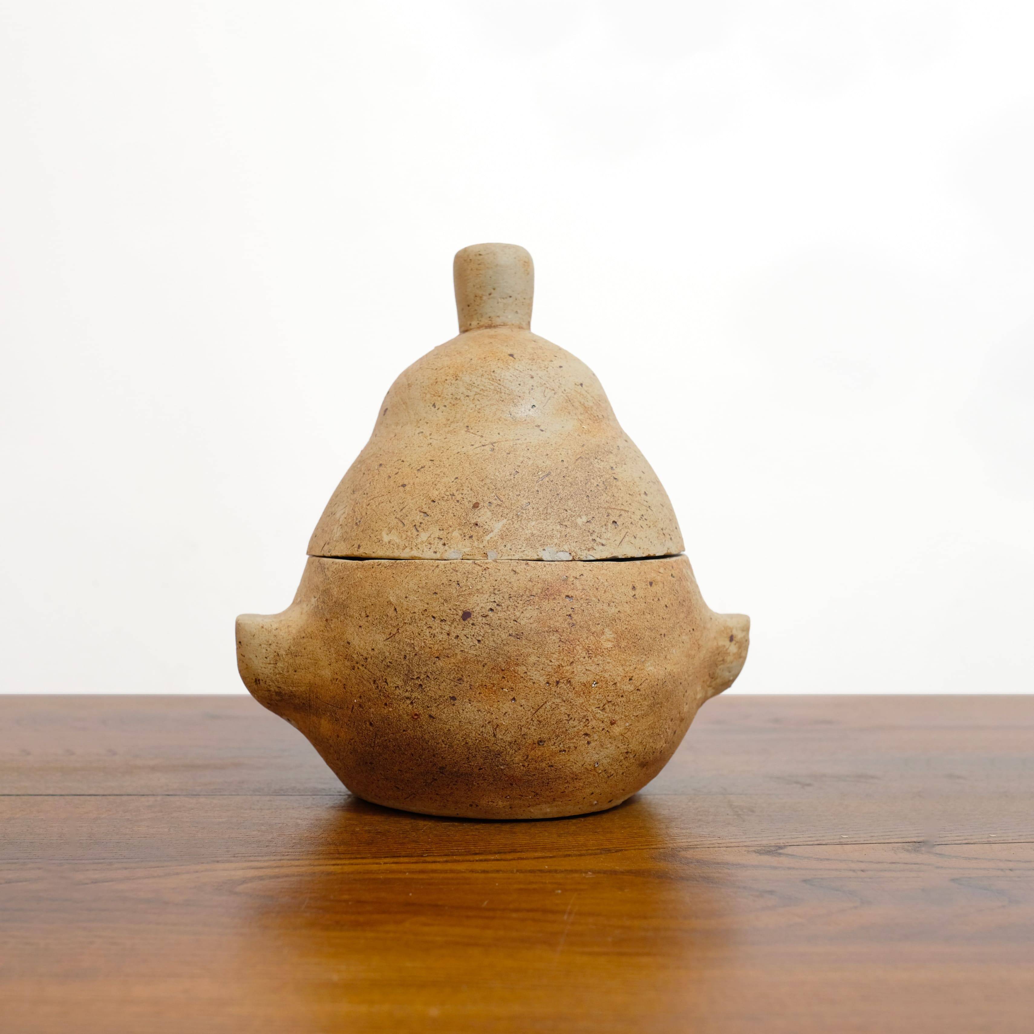 Pot couvert en grès en forme de poire.