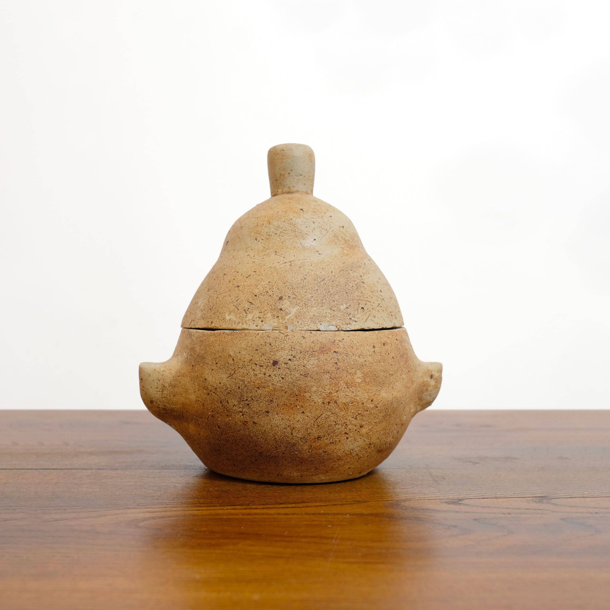 Pot couvert en grès en forme de poire.
