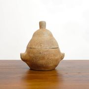 Pot couvert en grès en forme de poire.