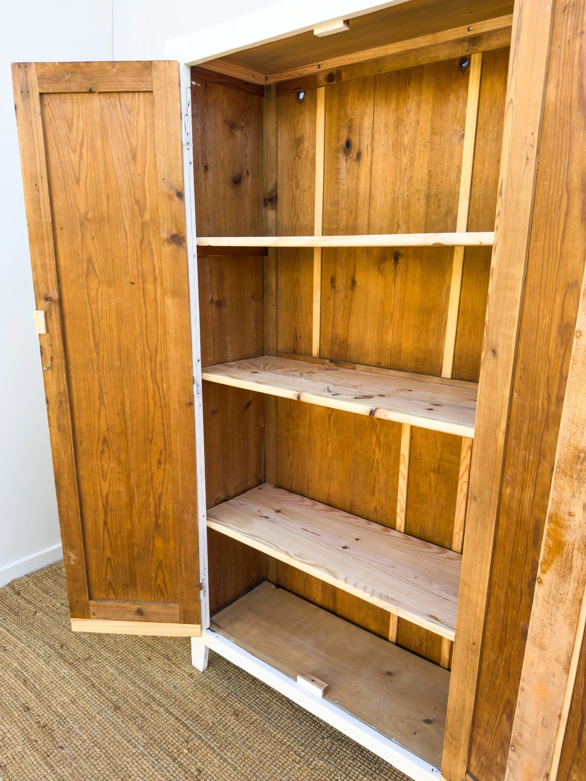 Armoire parisienne