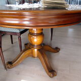 Table diameter 115 cm solid wood, excellent condition sold with 2 extensioncords of 40 cm each and 6 chairs style in excellent condition.