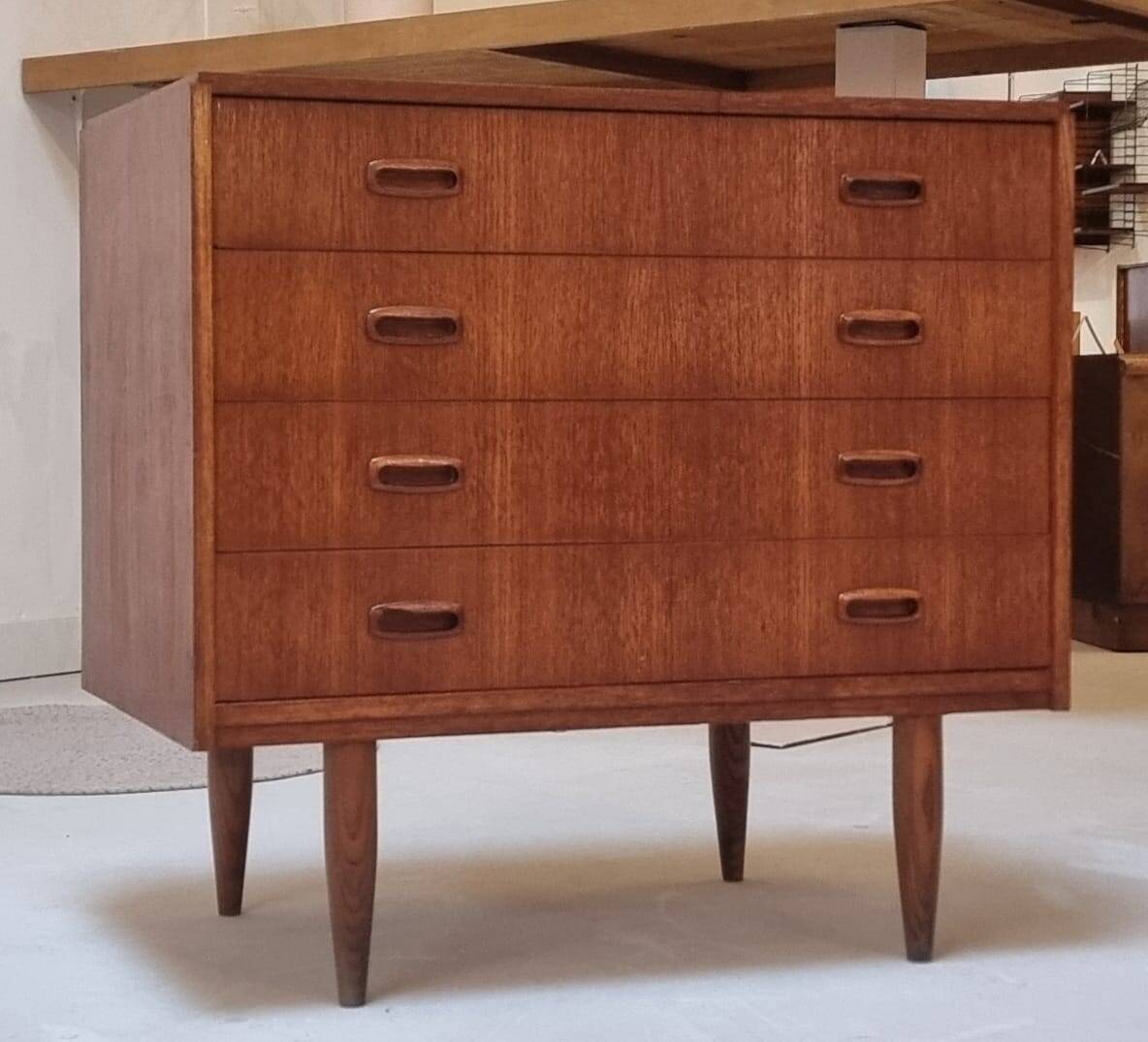 Commode à tiroirs du milieu du siècle