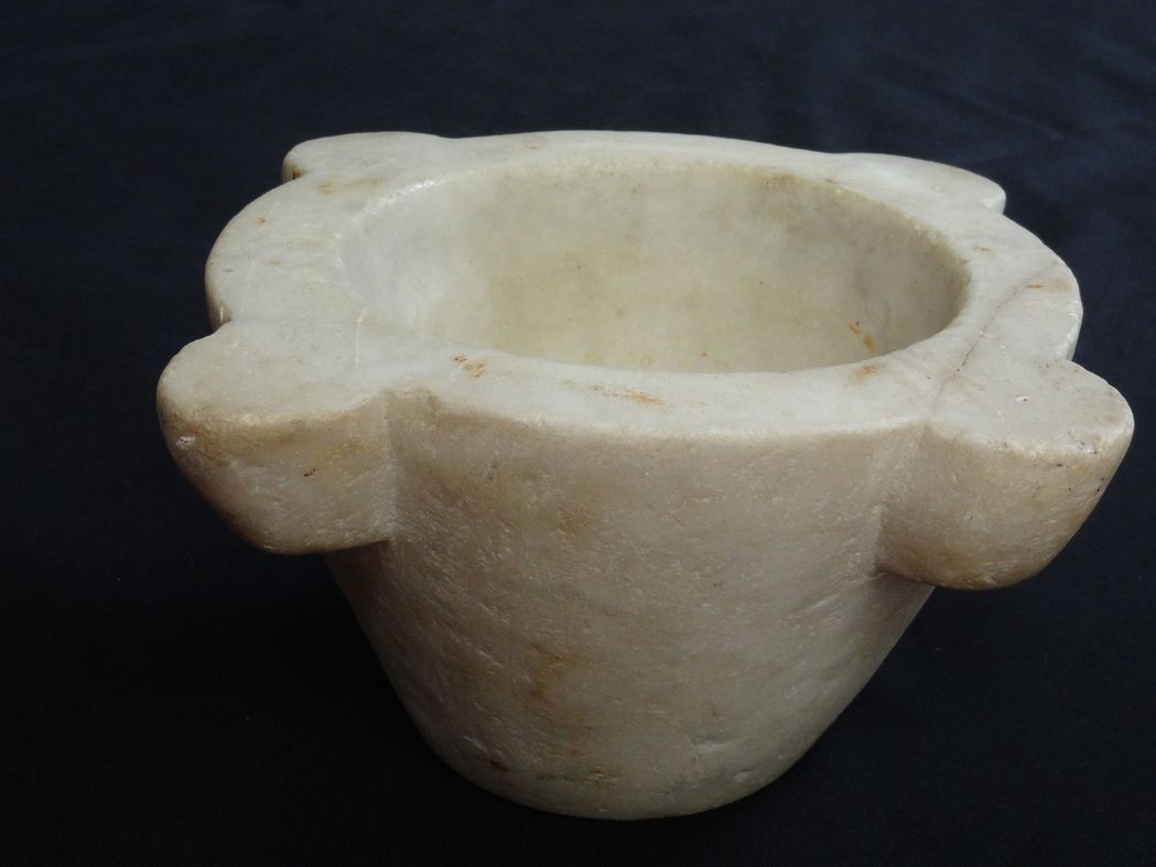 Carrara marble mortar of nineteenth century 26 x 13 cm