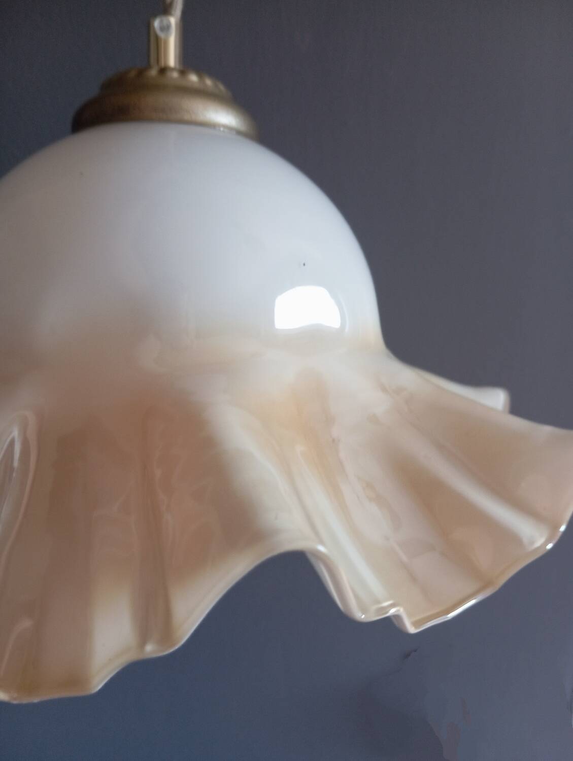 Suspension opaline à volants couleur vanille caramel 1950/60