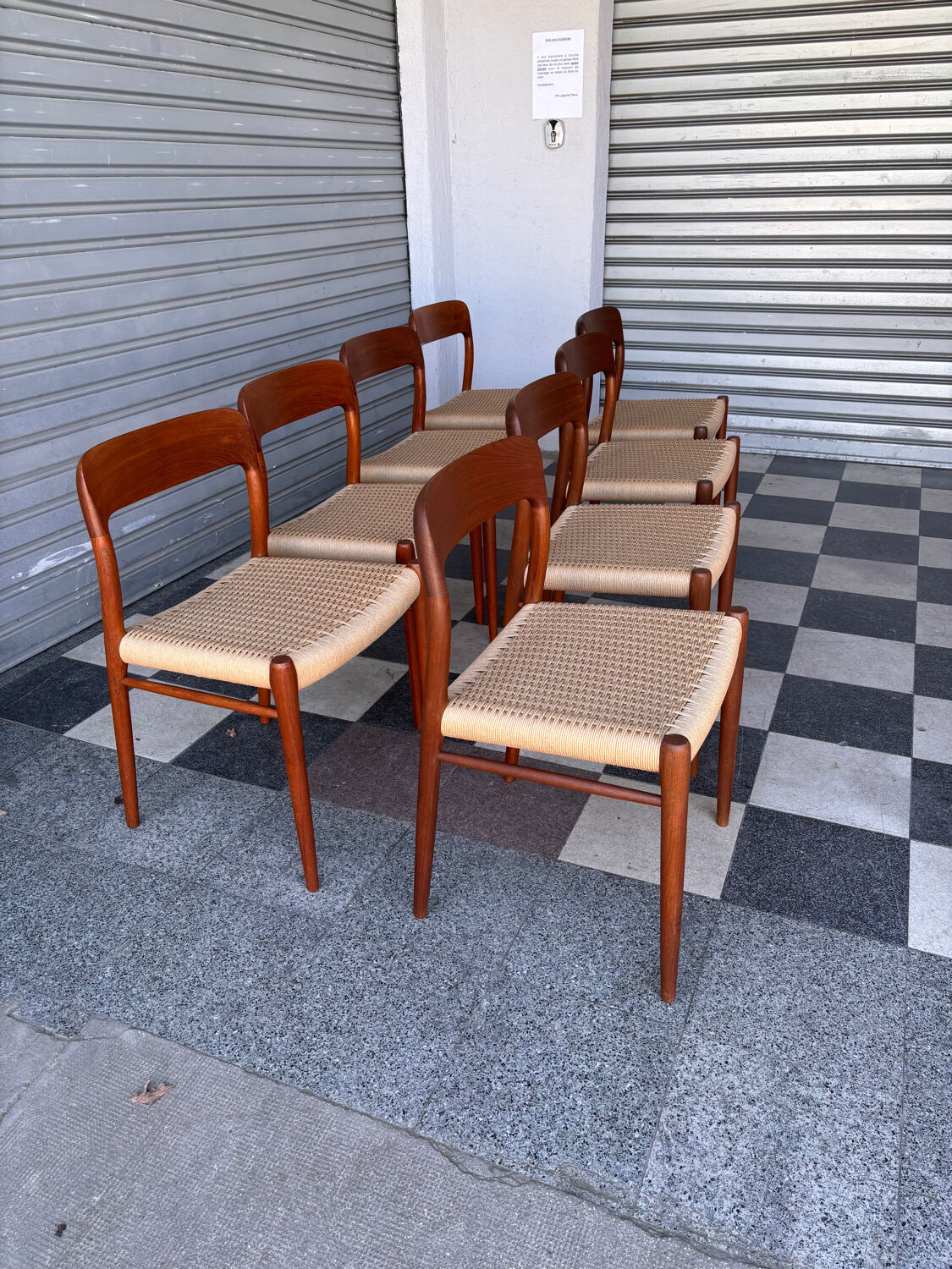 Série de 8 chaises Møller 75
