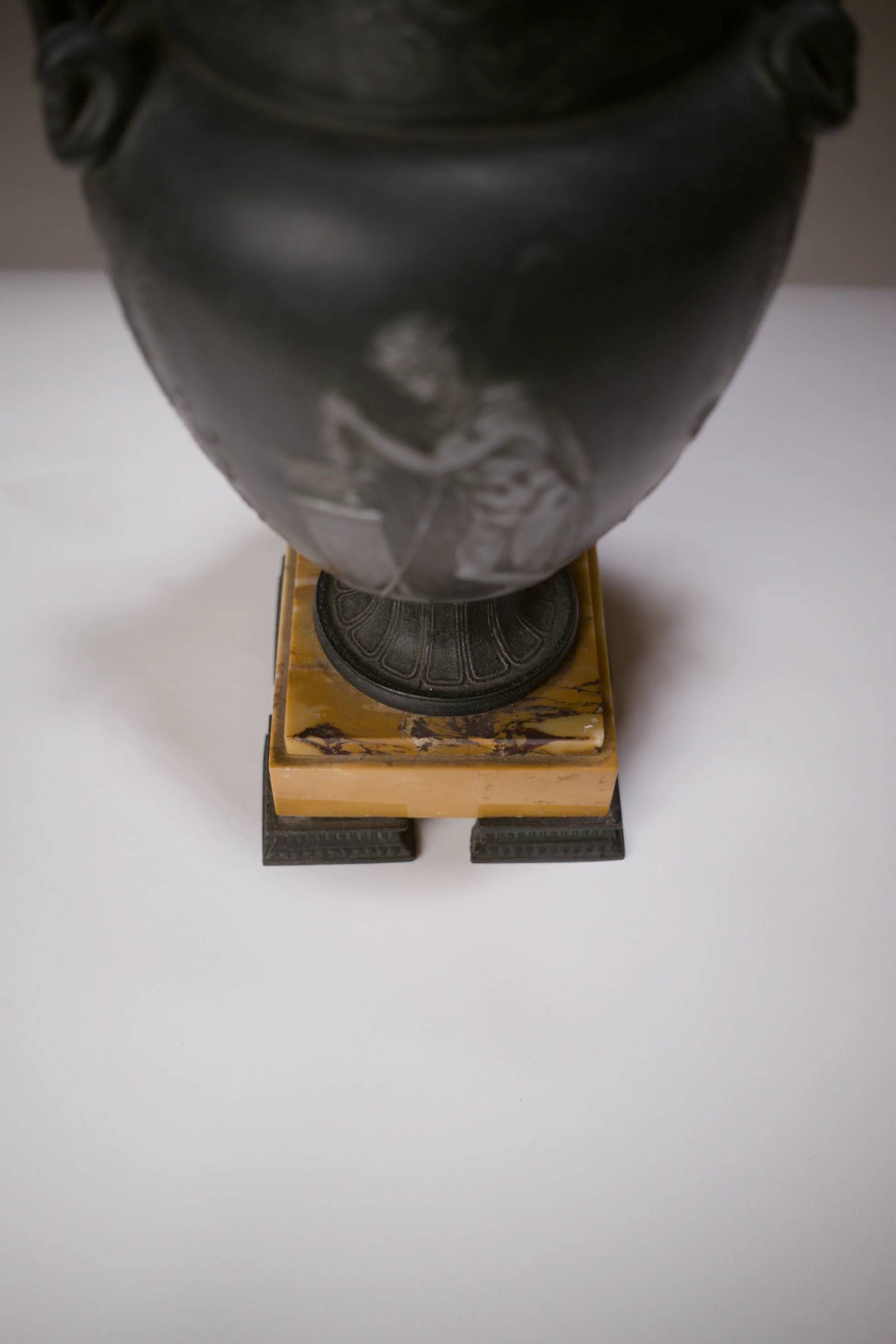 Paire de vases à l’antique, XIXe siècle