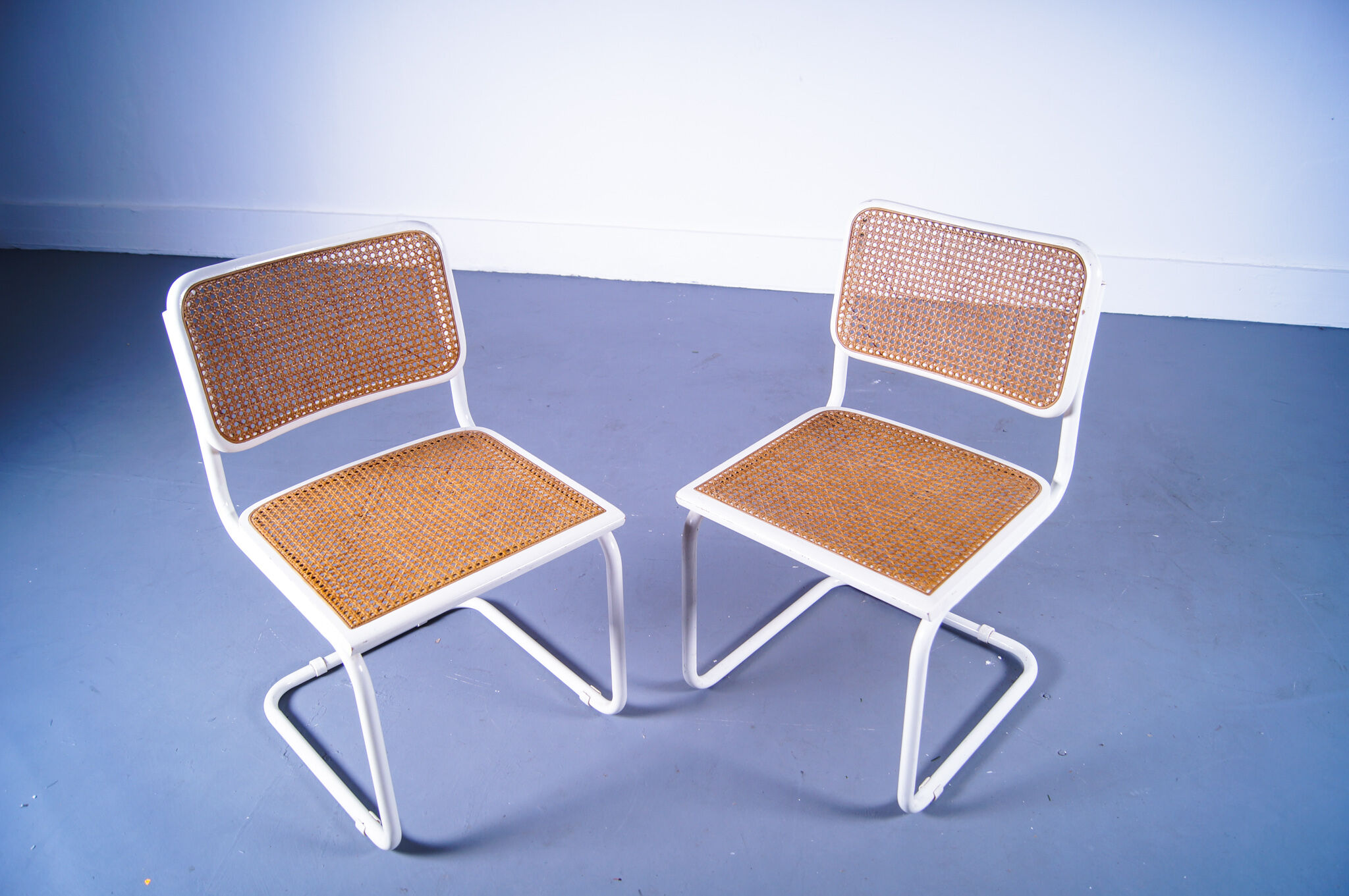 Set of 2 italian white cantilever chairs by Marcel Breuer