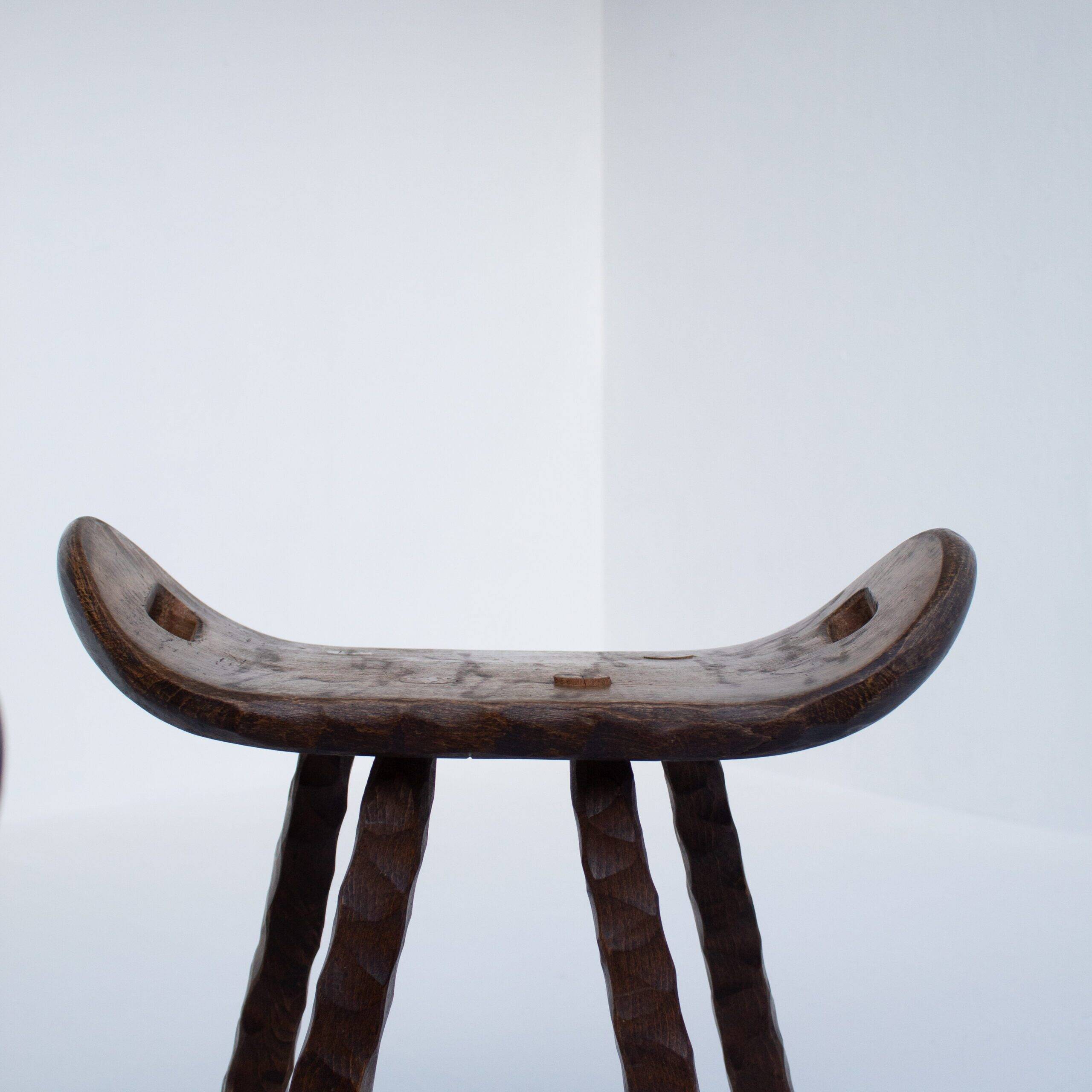 Ensemble de deux tabourets en bois sculptés à la main avec poignées.