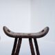 Ensemble de deux tabourets en bois sculptés à la main avec poignées.