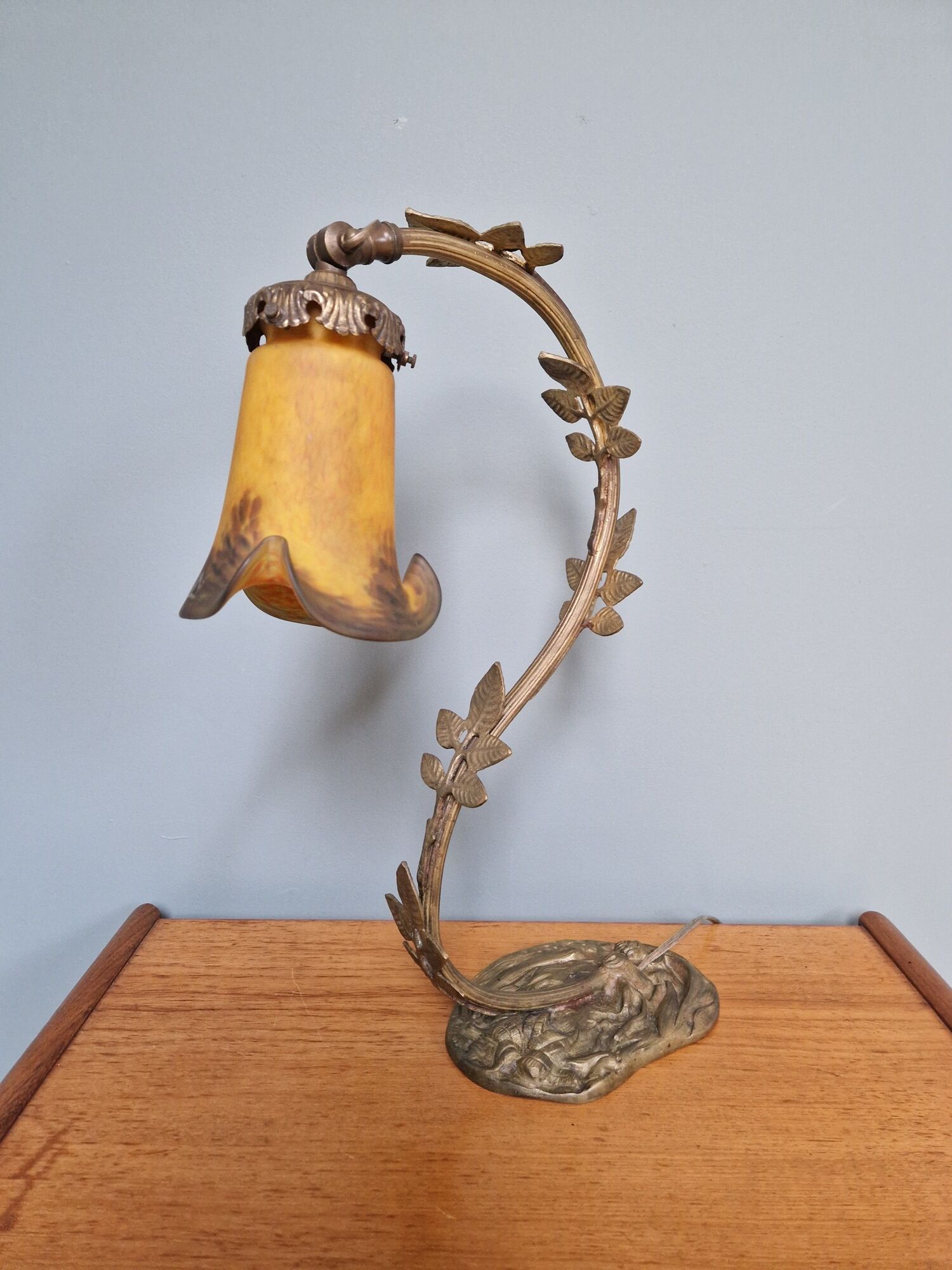 Art Nouveau lamp in bronze with a tulip signed LN (Lunéville)
