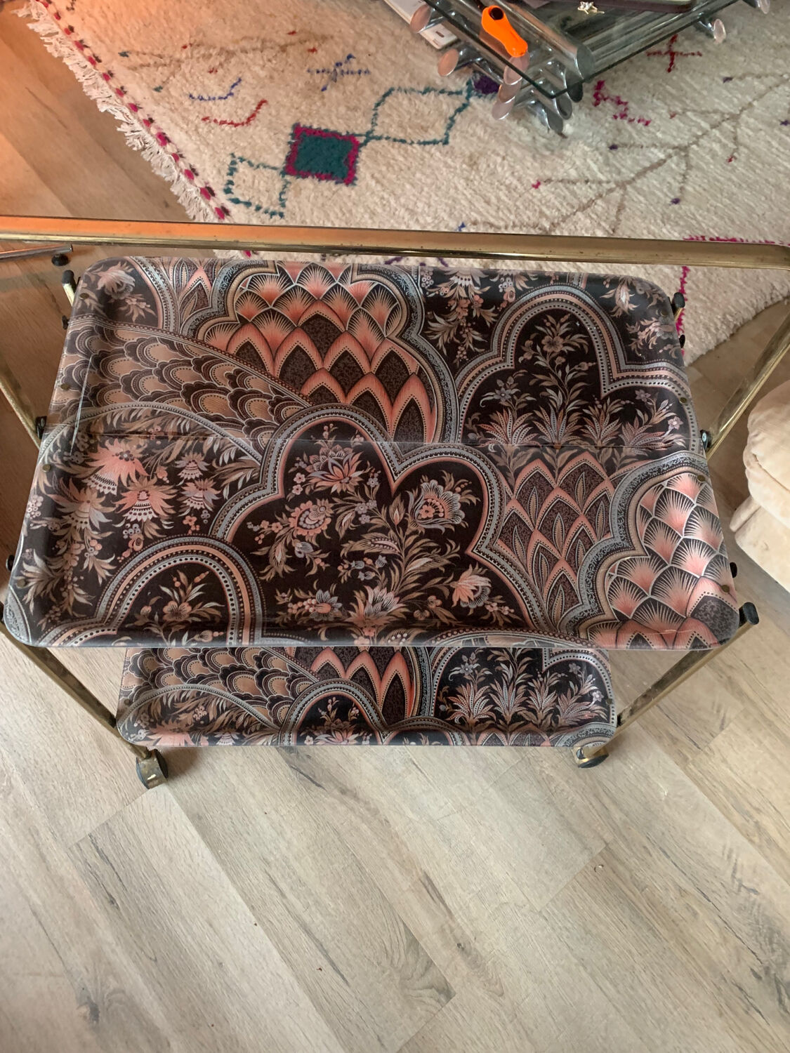 Folding service with wheels