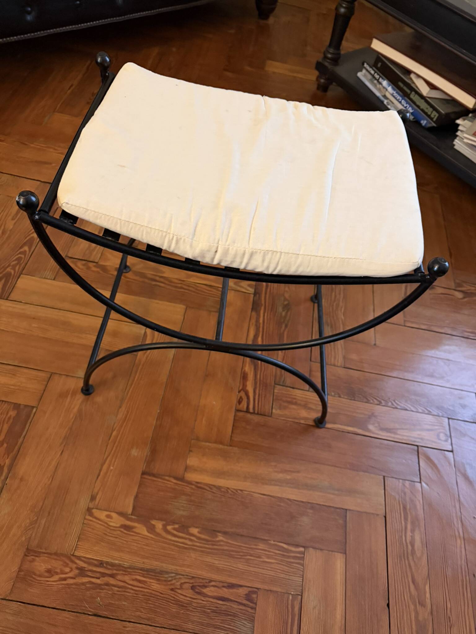 Tabouret curule en fer forgé noir