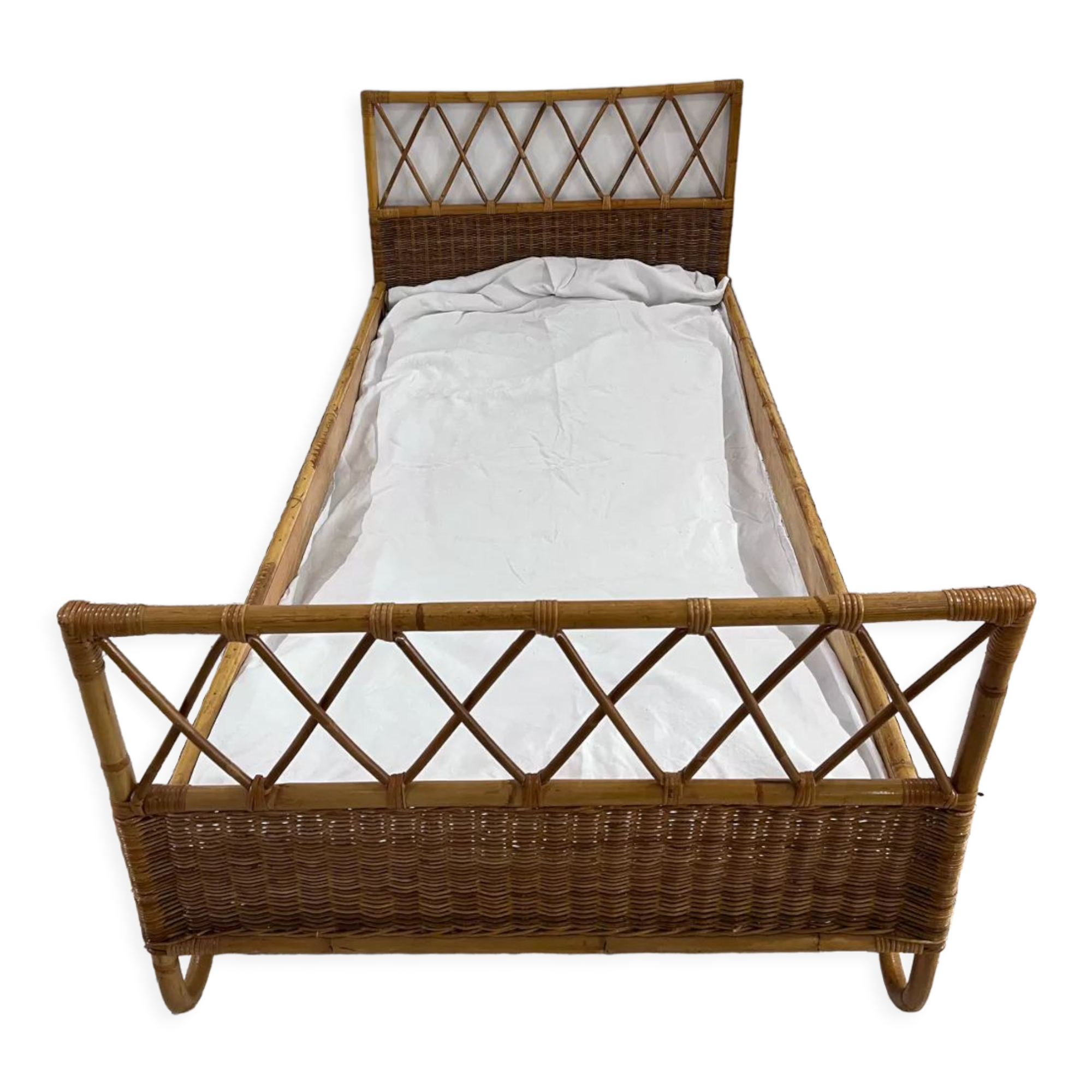 Vintage 1 place rattan bed