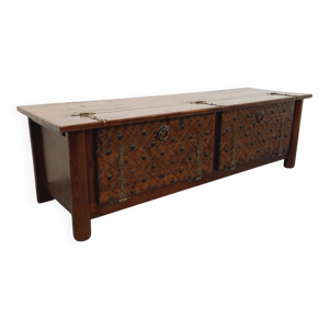 Enfilade basse brutaliste