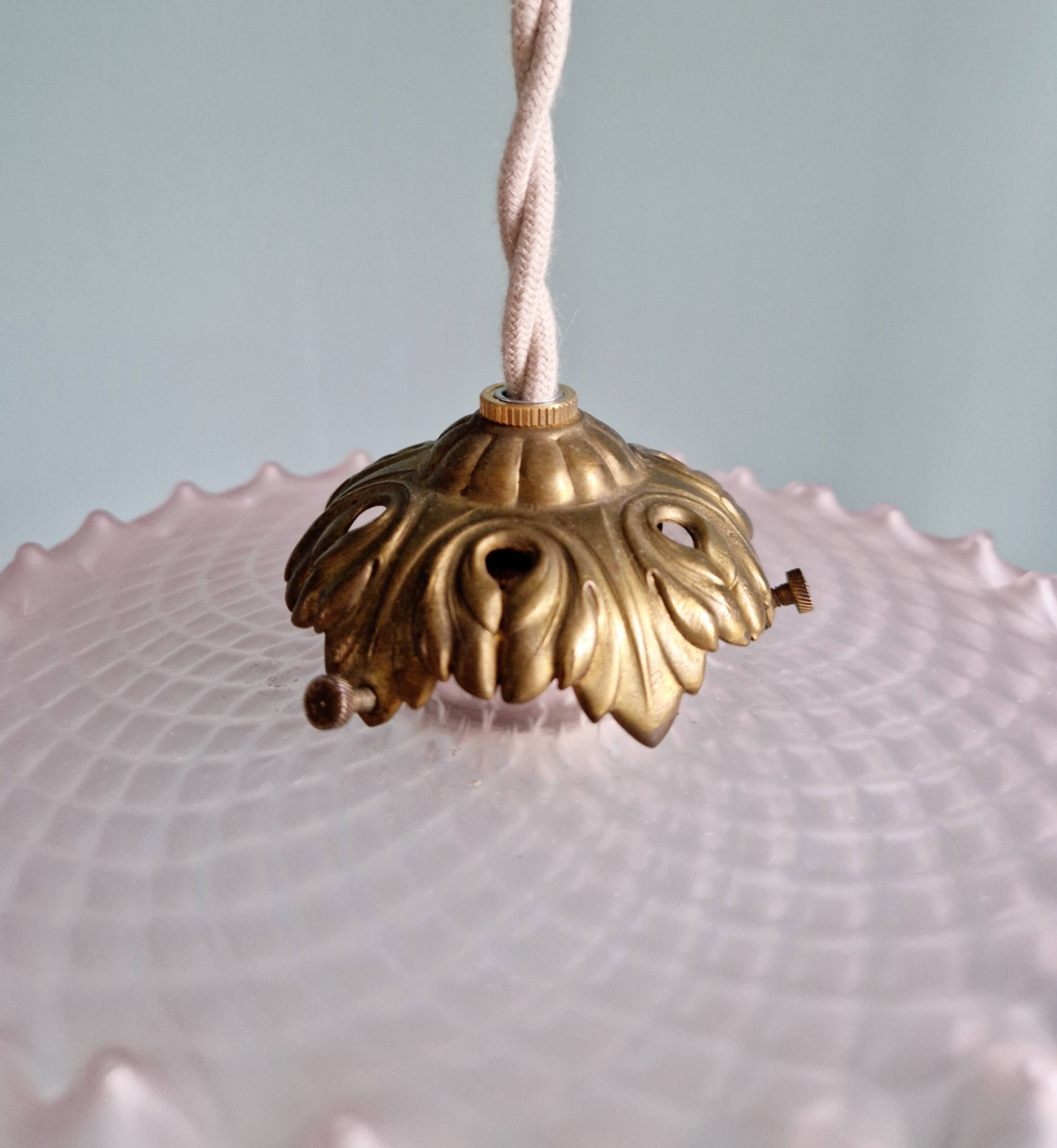 Paire de suspensions festonnées en verre satiné transparent et rose, années 1920-30