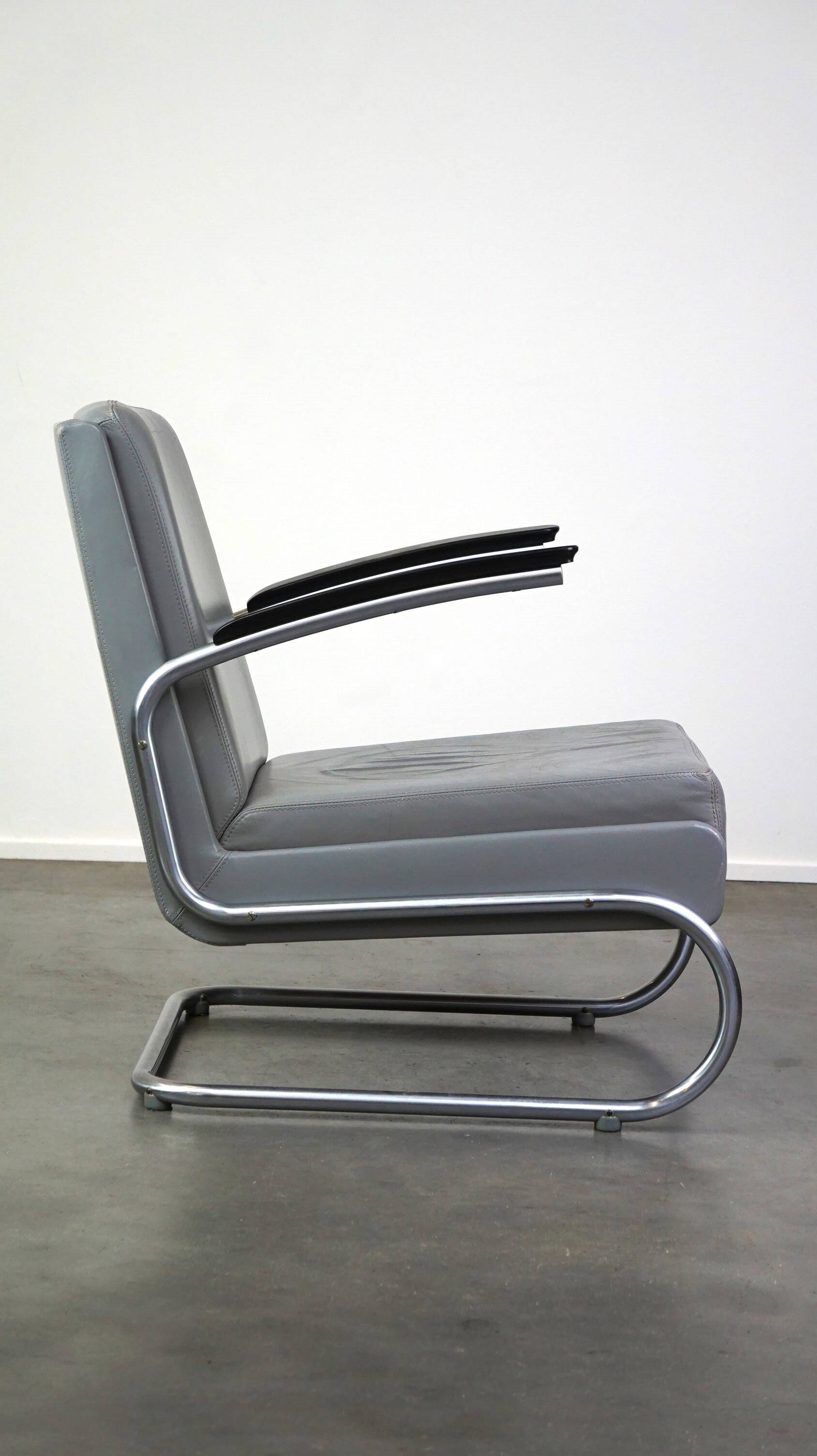 Vintage grey cow leather bauhaus design armchair by Ahrend de Cirkel