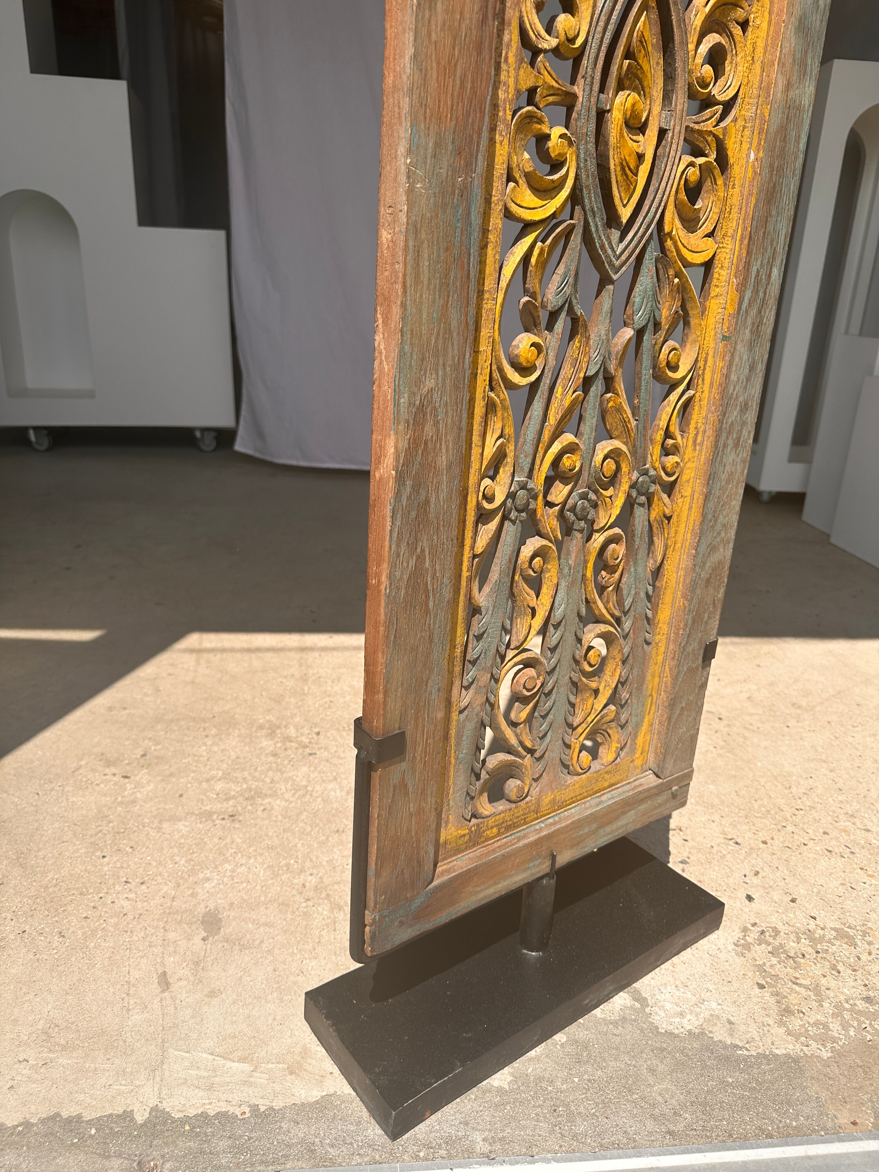 Rectangular Indonesian construction element with blue and yellow plant in carved wood