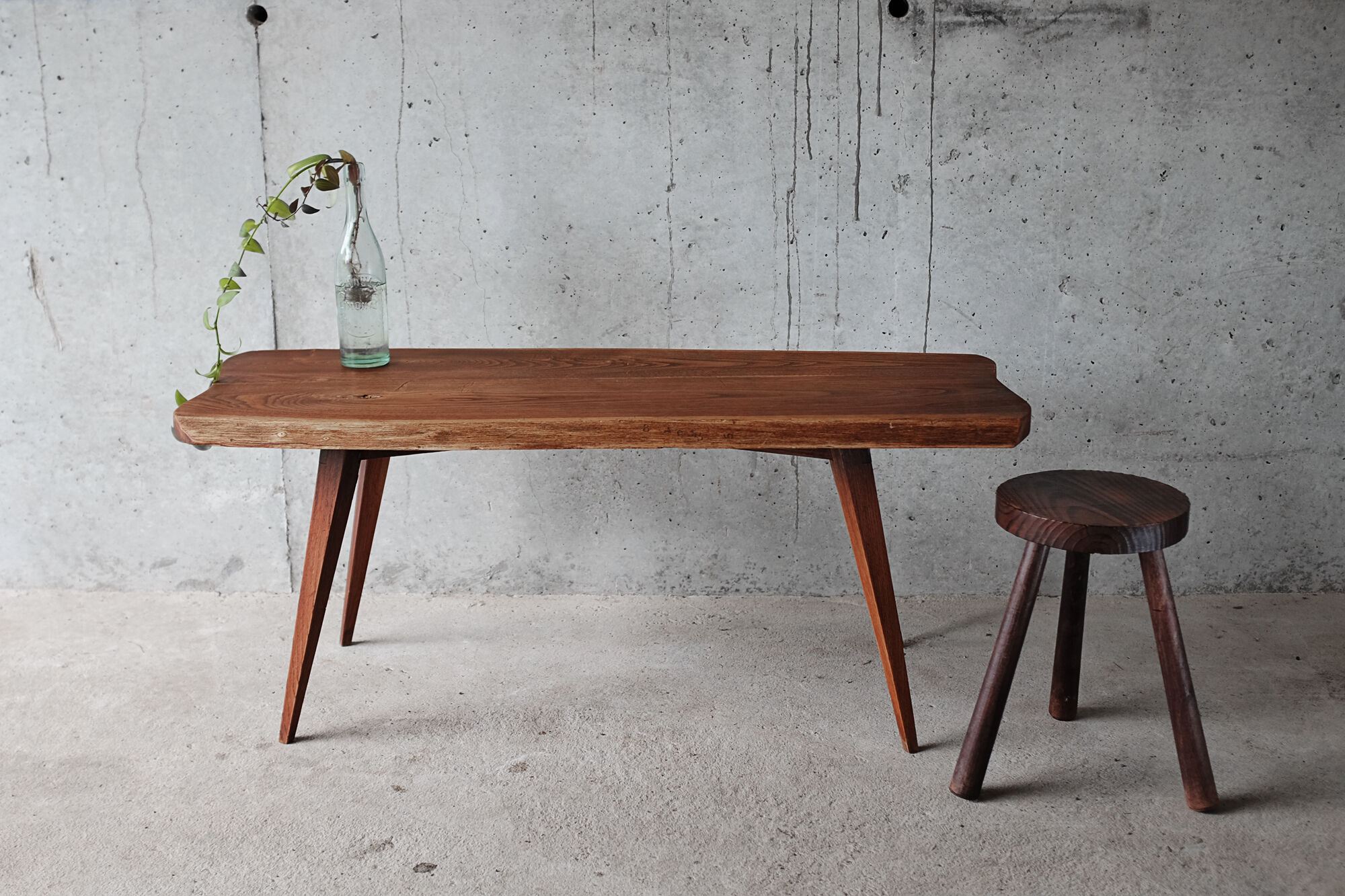 Table basse en bois brut forme libre et pieds compas années 50 60