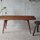 Table basse en bois brut forme libre et pieds compas années 50 60