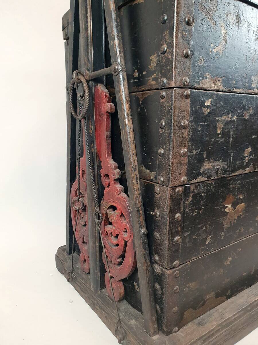 Large lacquered wooden wedding chest - China - 19th century