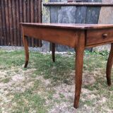 Table de ferme ancienne de style Louis XV à piétement dit pied biche en cerisier massif à 2 tiroirs