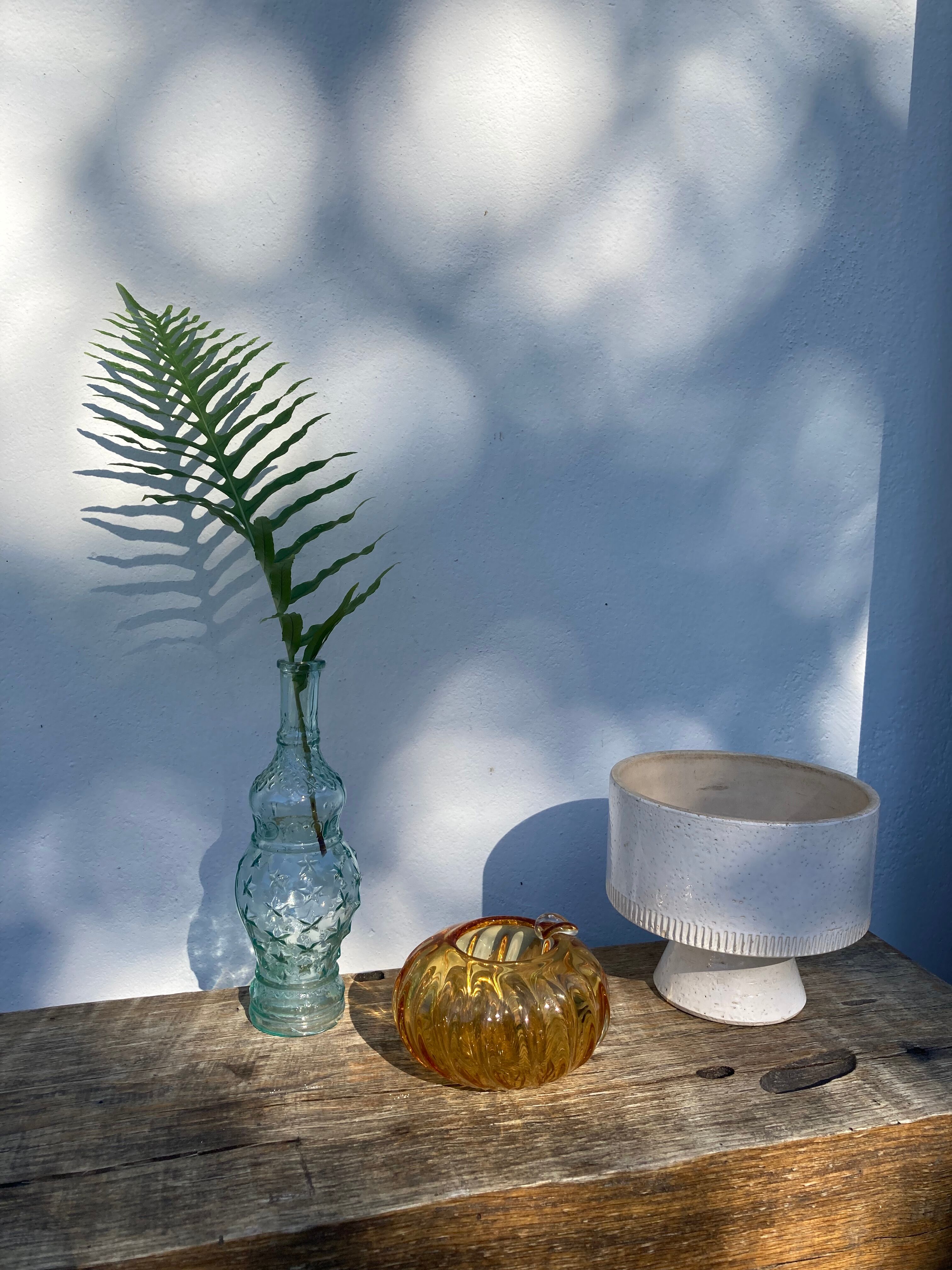 Cendrier en verre soufflé de Murano ambré marron boule torsadé
