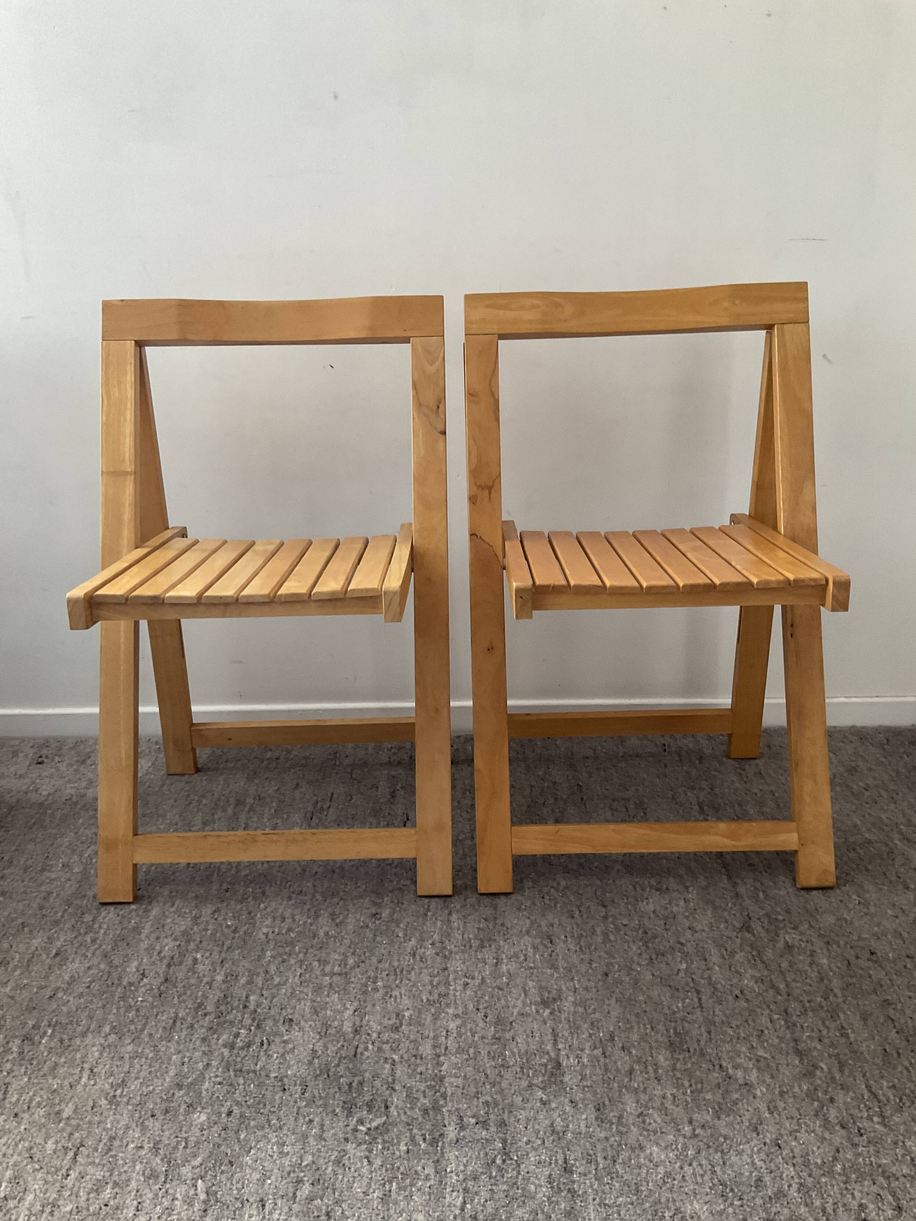 Pair of folding chairs from the 70s in solid beech