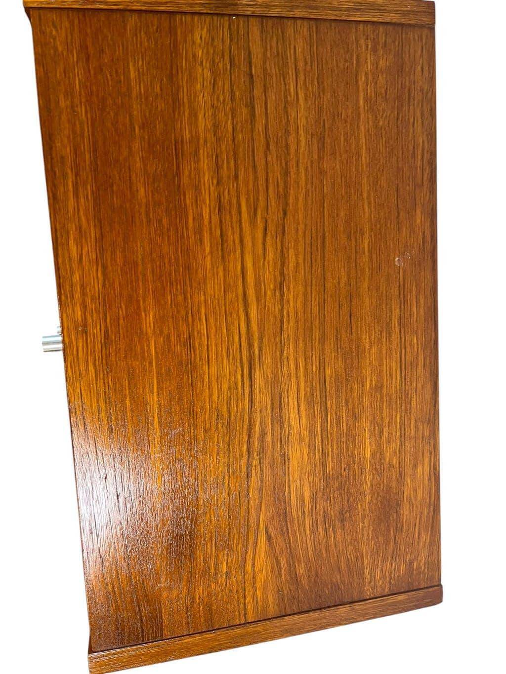 Set of 2 vintage wooden bedside tables/mini cabinets.