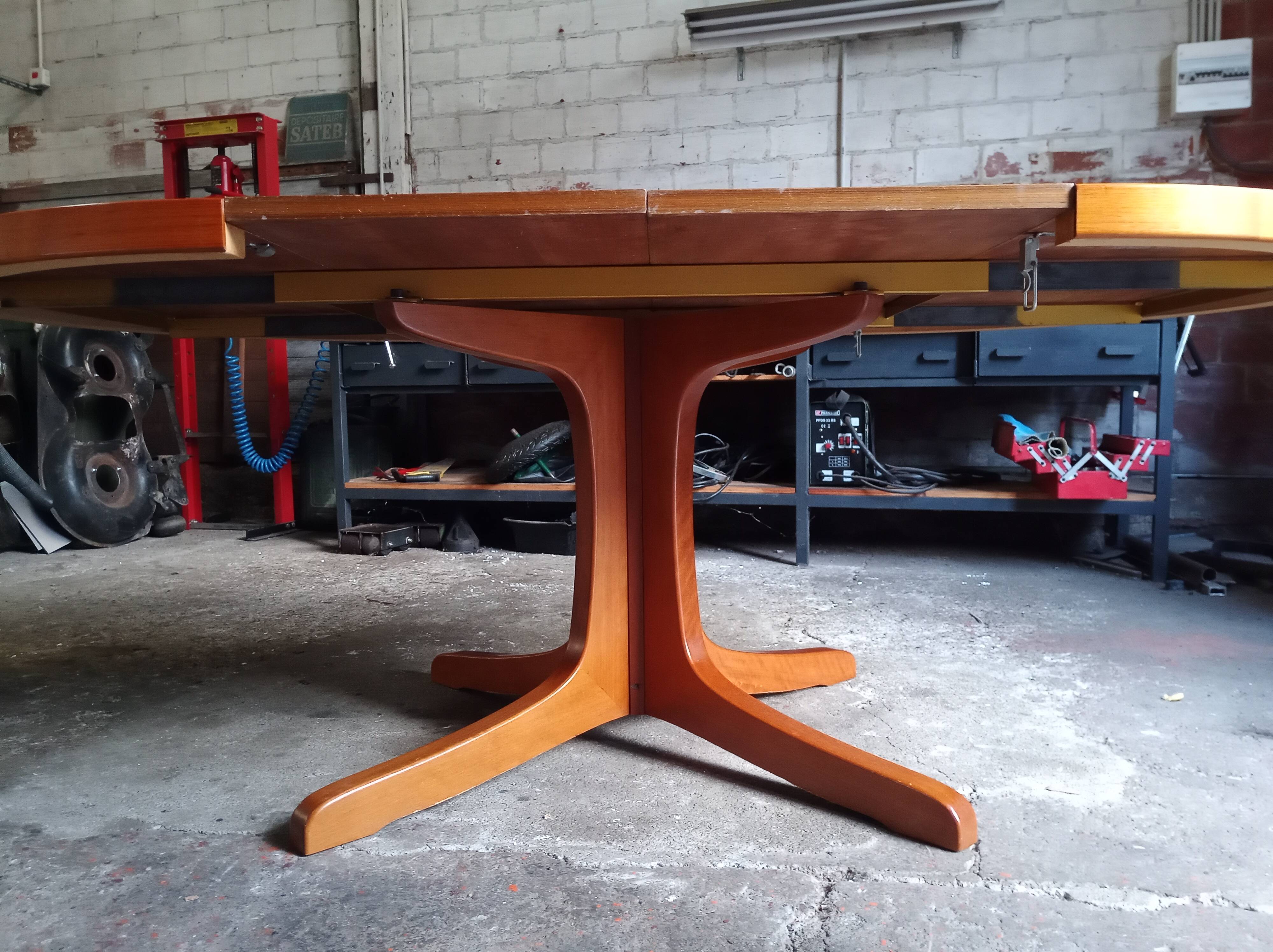 Scandinavian extending table