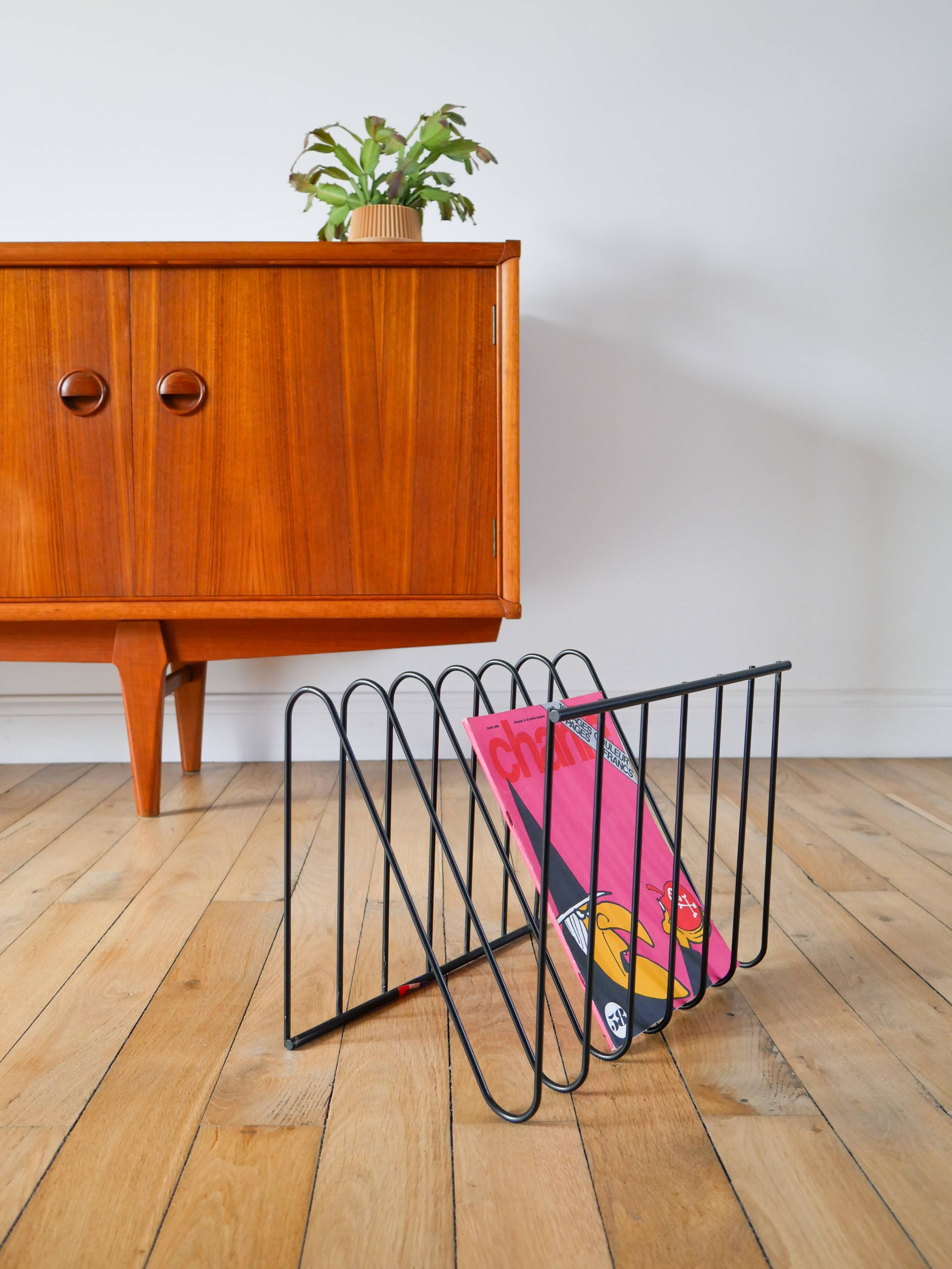 Black metal magazine rack Design attributed to François Arnal for Atelier A Made in France 1970