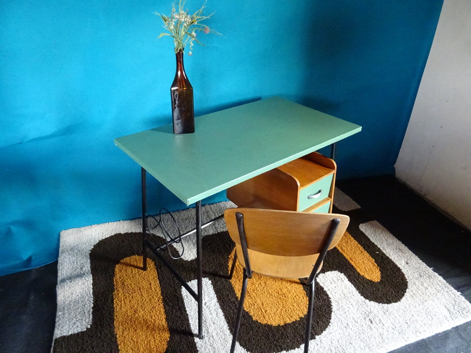 Desk hanging drawers and chair