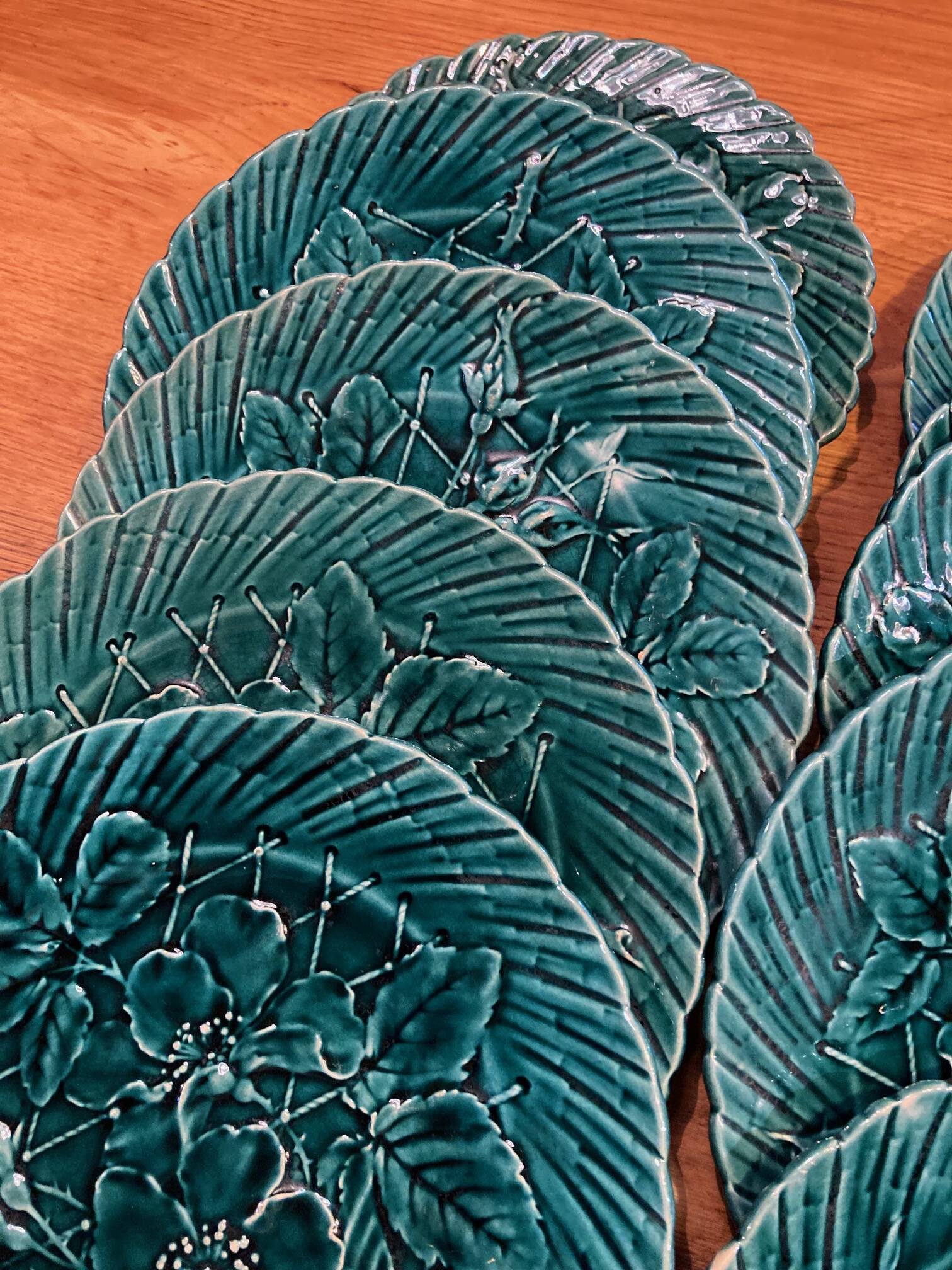 Set of 10 green earthenware dessert plates with a finely embossed floral pattern