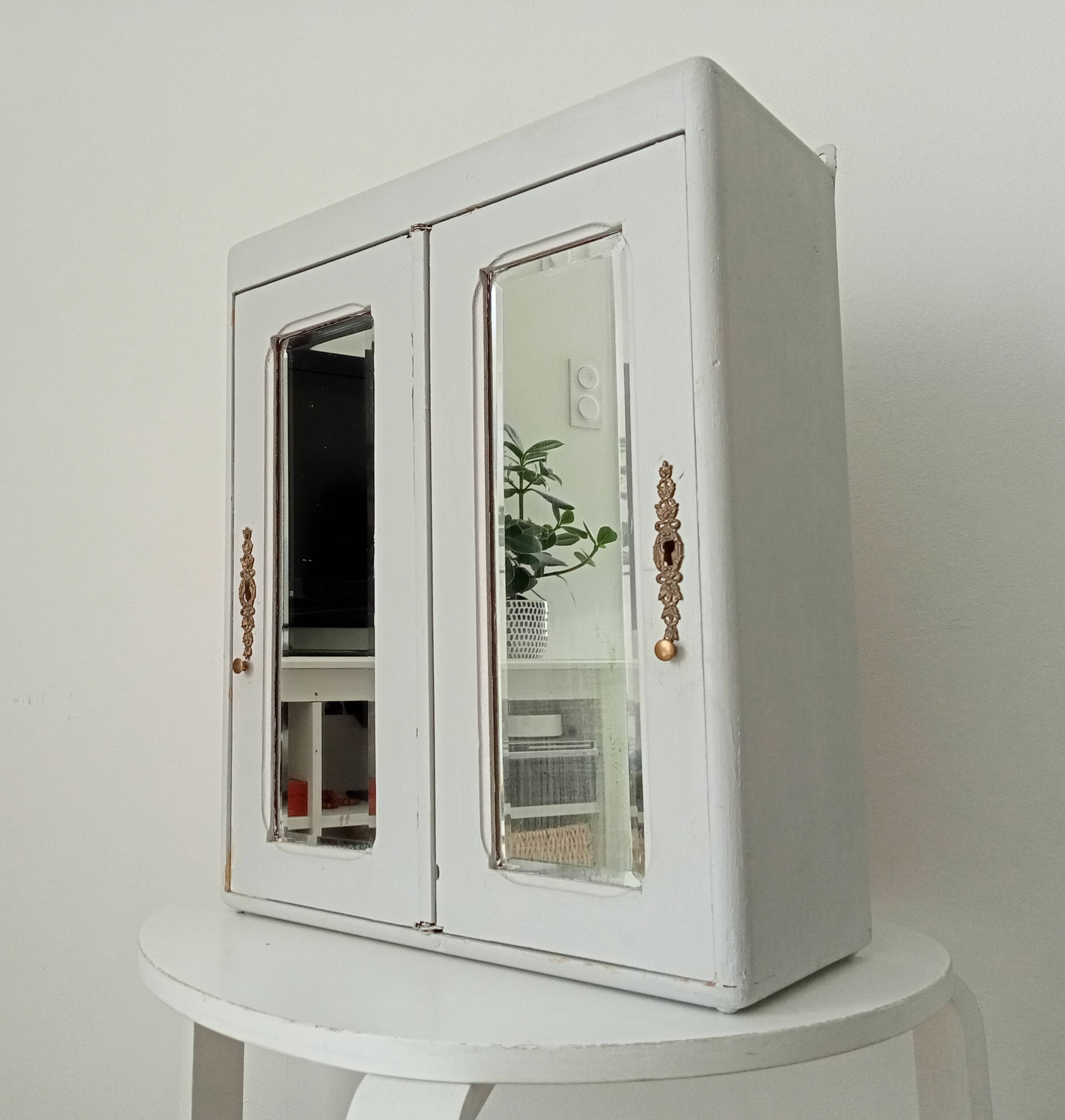 Art deco medicine cabinet from the 40s/50s