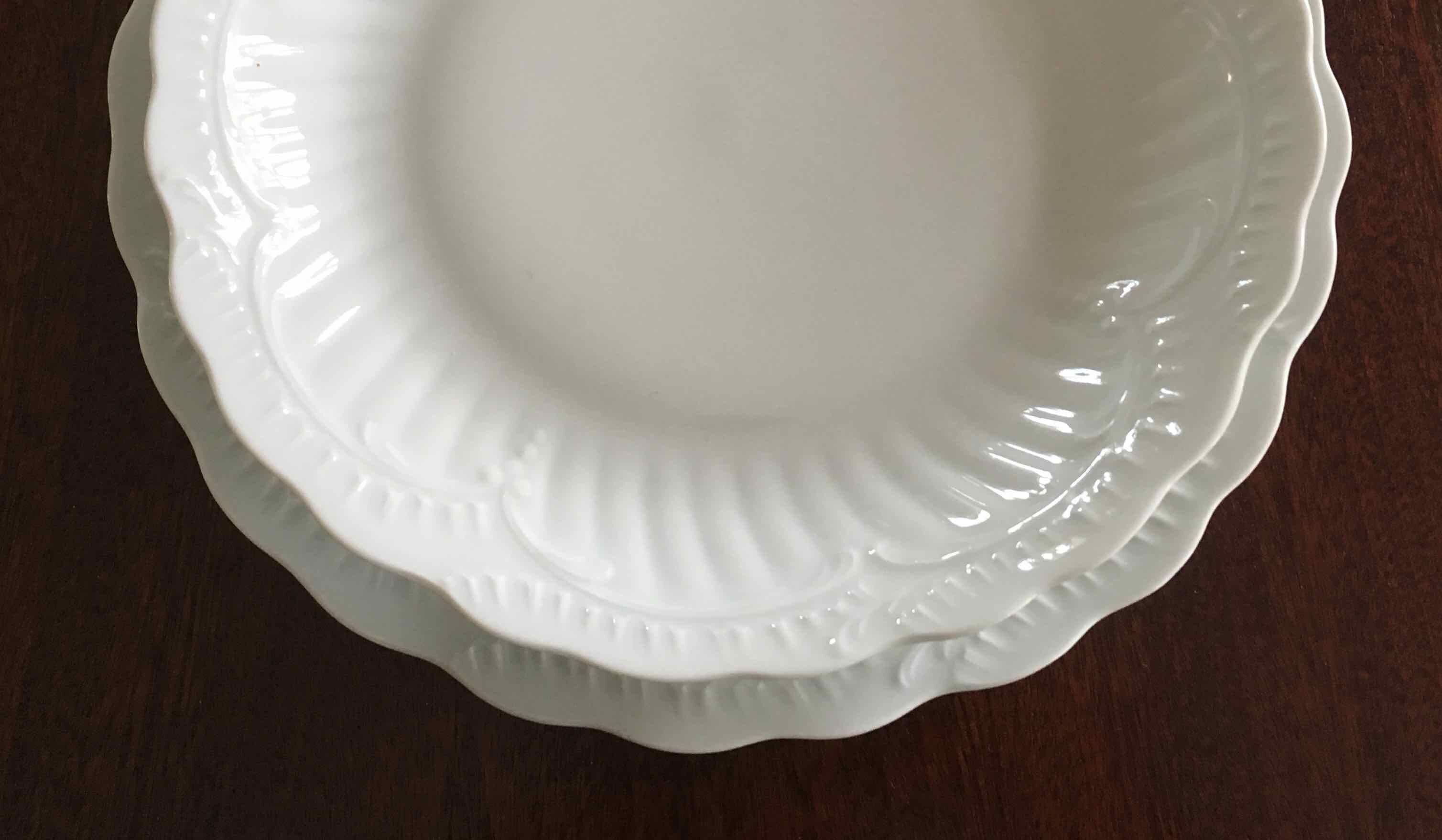 Set de 24 assiettes porcelaine fine de Limoges