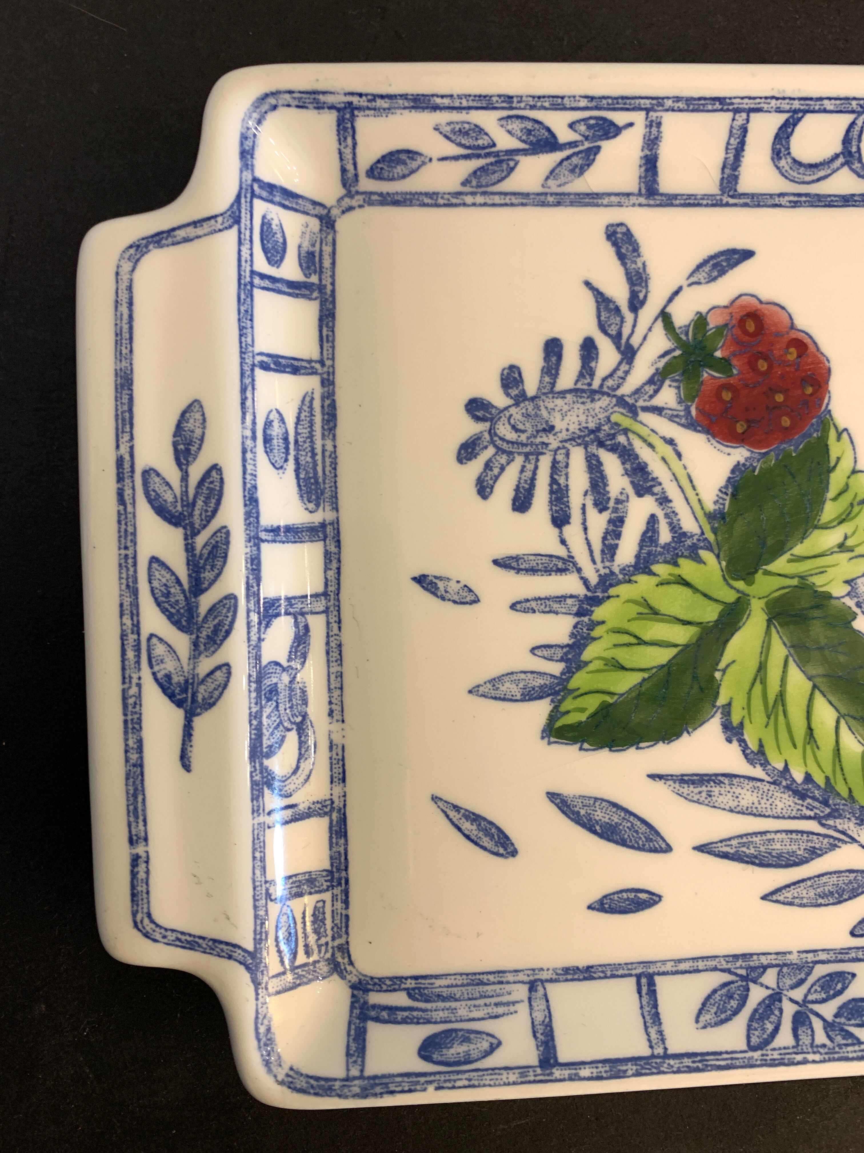 Gien cake dish, blue bird and fruit, design Isabelle de Borchgrave