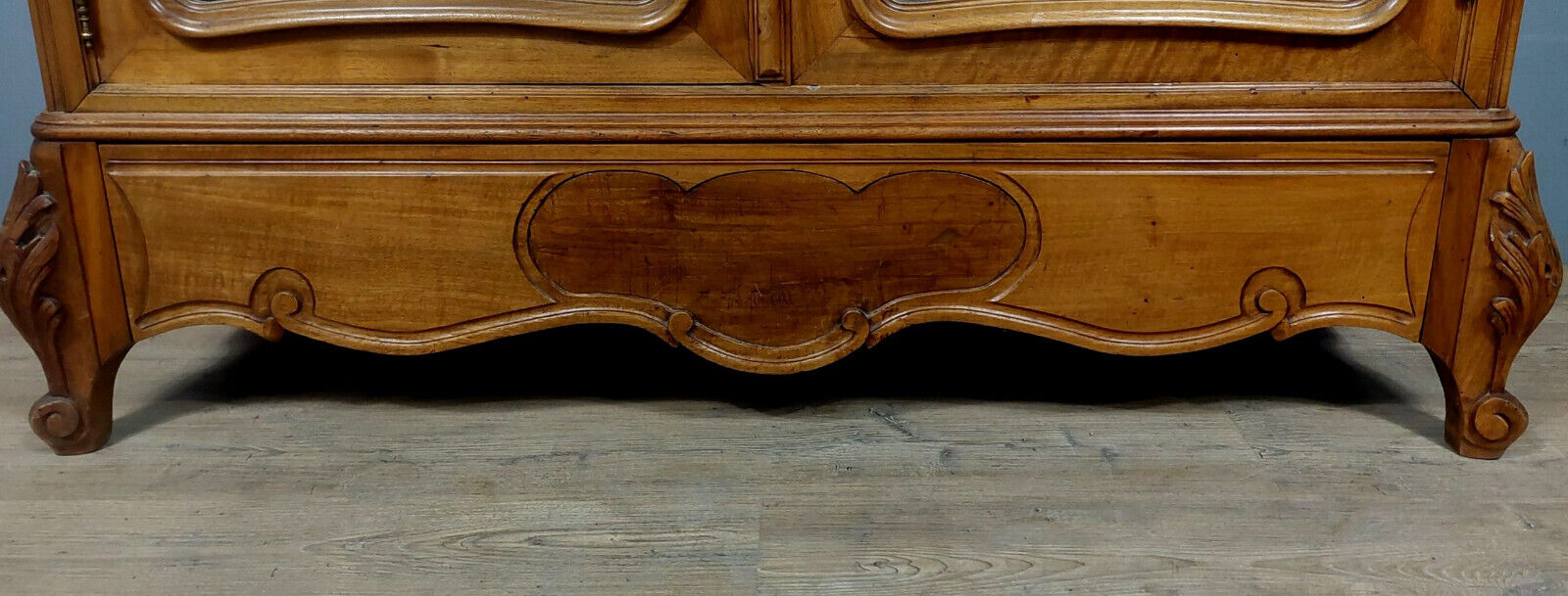 Louis XV wardrobe in walnut with blond patina circa 1880-1900