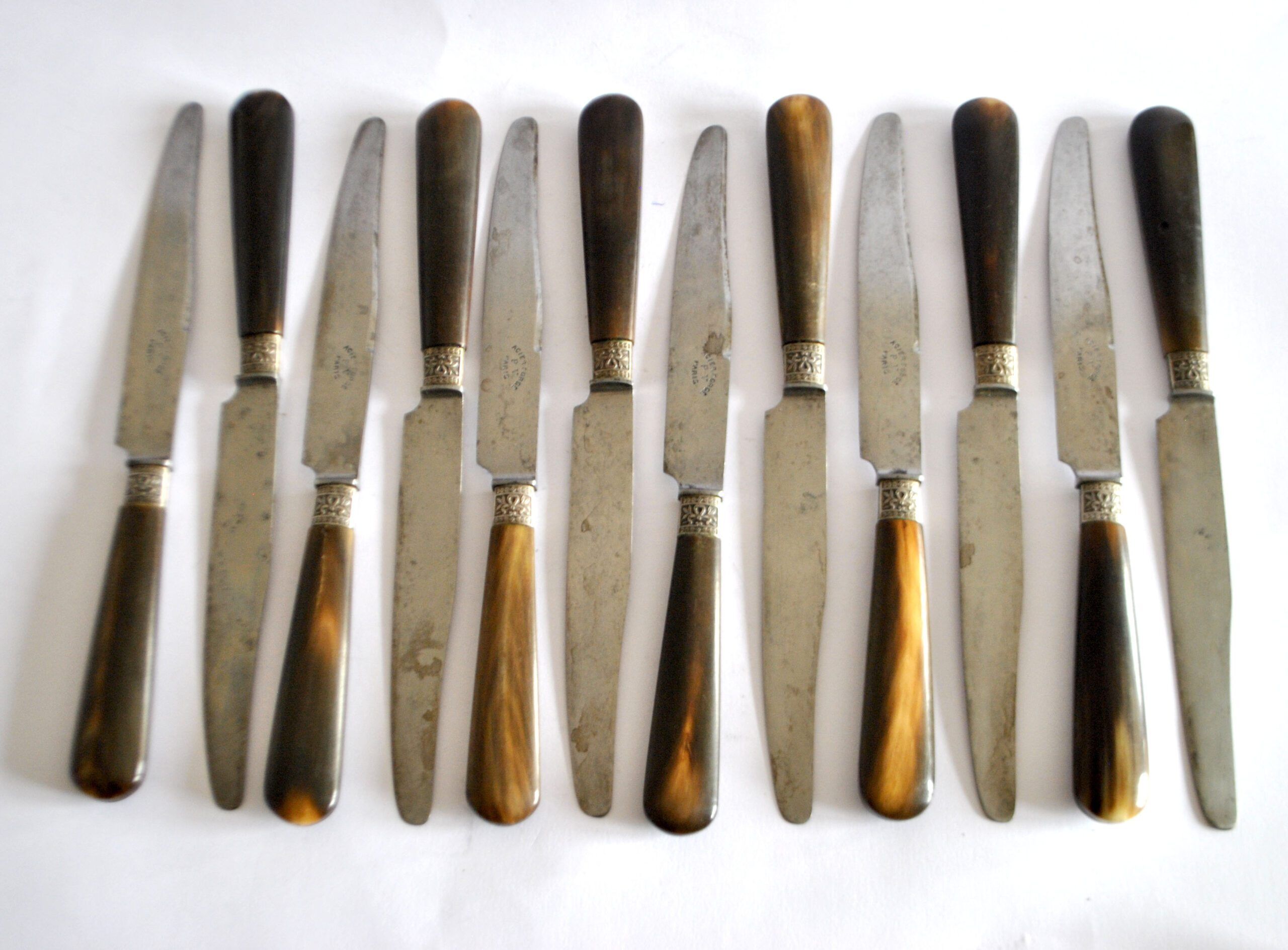 Set of 12 antique table knives from 1900 with horn handles and forged steel blades, Paris, 24.5 cm long.