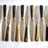 Set of 12 antique table knives from 1900 with horn handles and forged steel blades, Paris, 24.5 cm long.