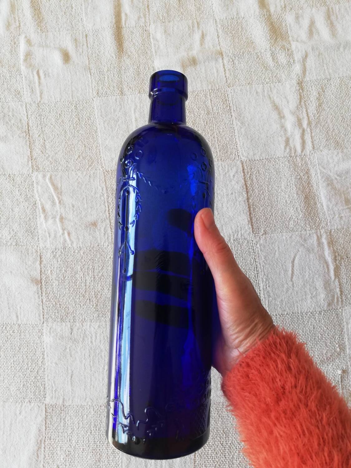 Vintage cobalt blue bottle 80's floral decoration garlands in relief