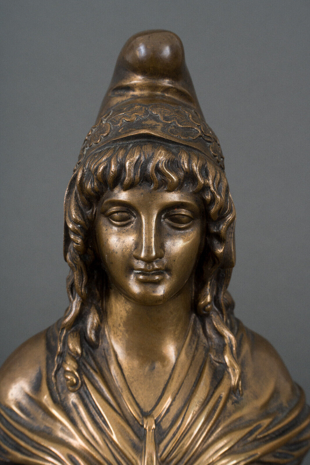 Bronze bust on shower stand XIXth representing Marianne Brown patina