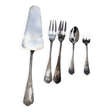 5 Couverts en metal argenté, pelle a tarte, deux fourchettes, petite fourchette et cuillère, poinçon