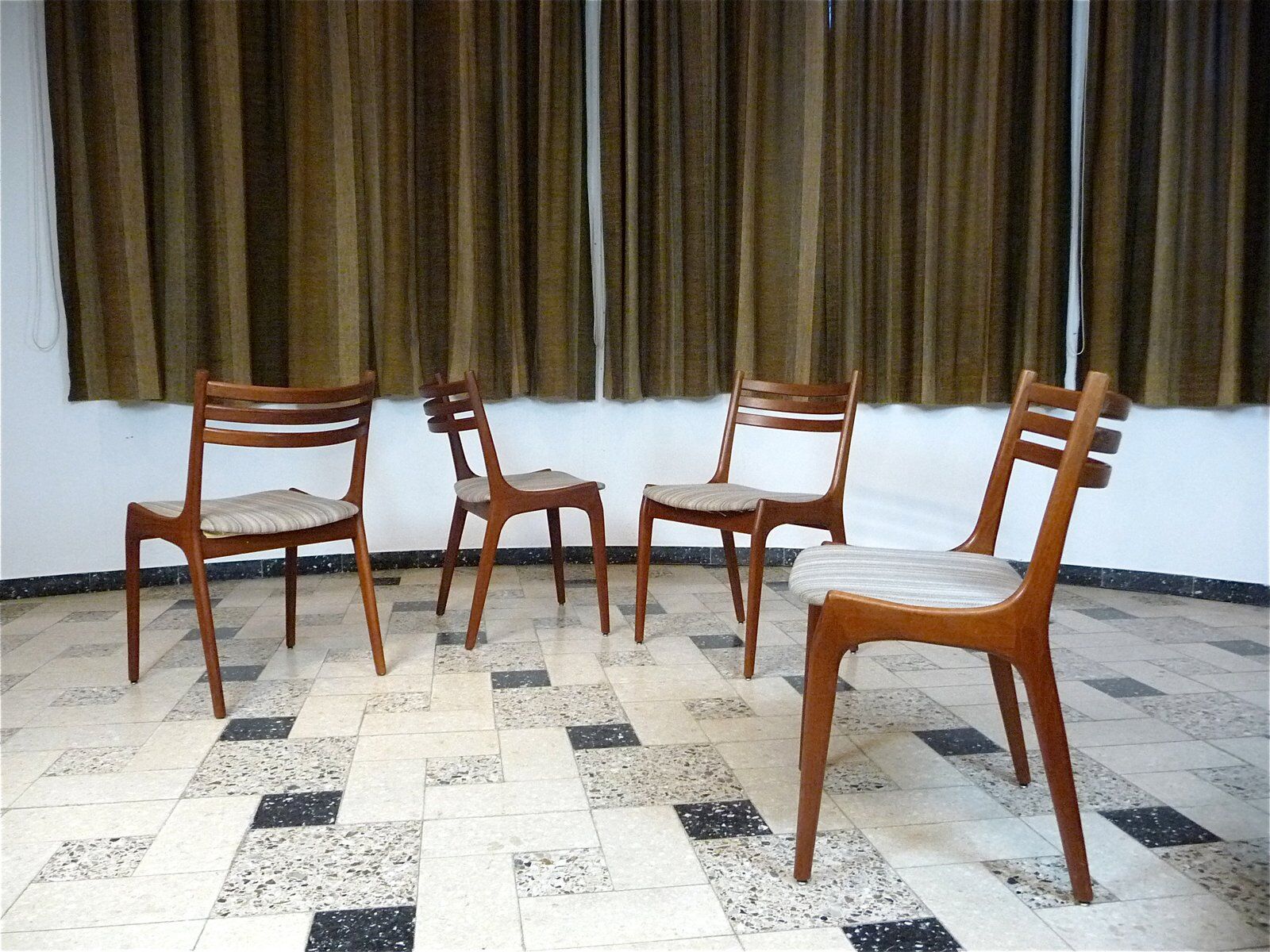 Ensemble de 4 chaises de salle à manger en teck scandinaves modernes, Danemark années 1960.