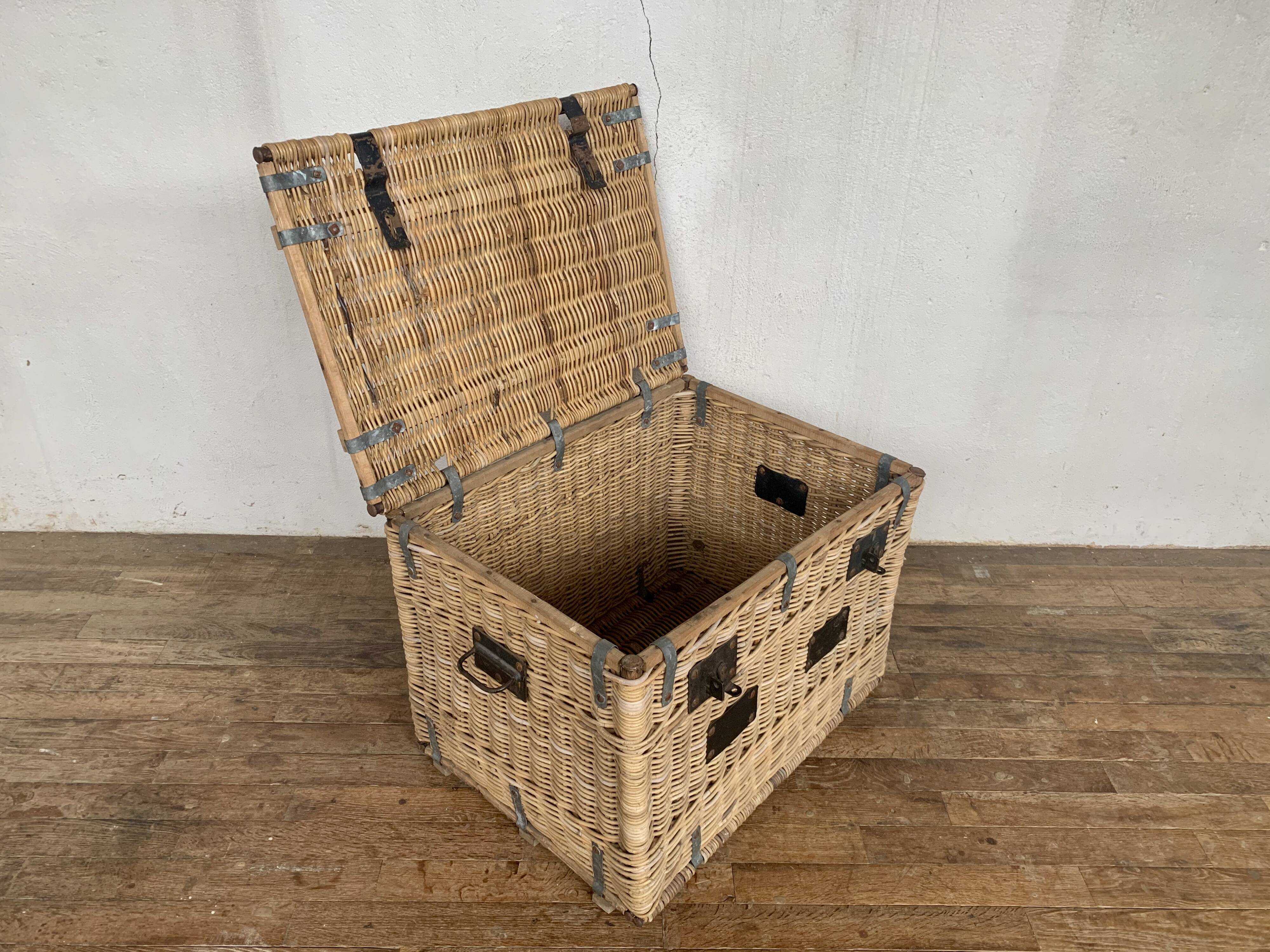 Former sncf travel trunk in rattan early XXeme