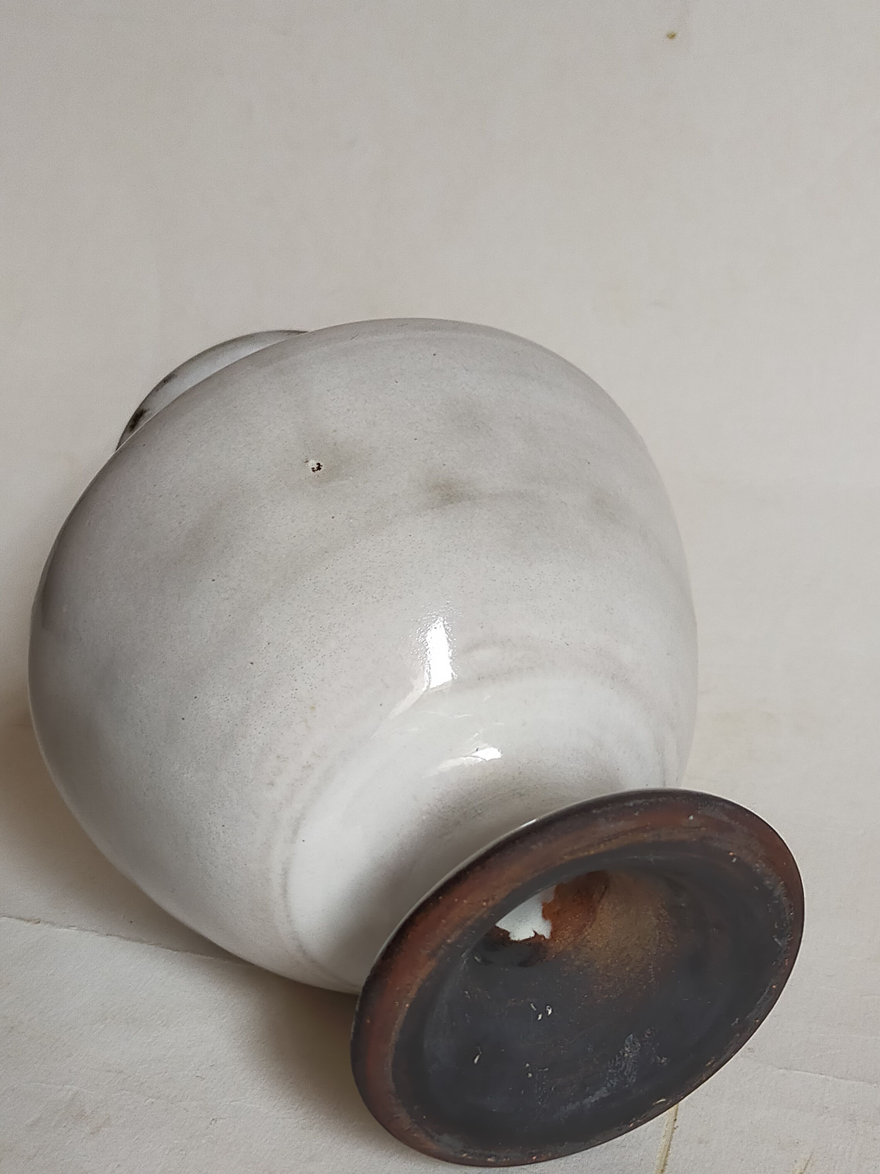 Vase picnic flowers in black sandstone with white enamel