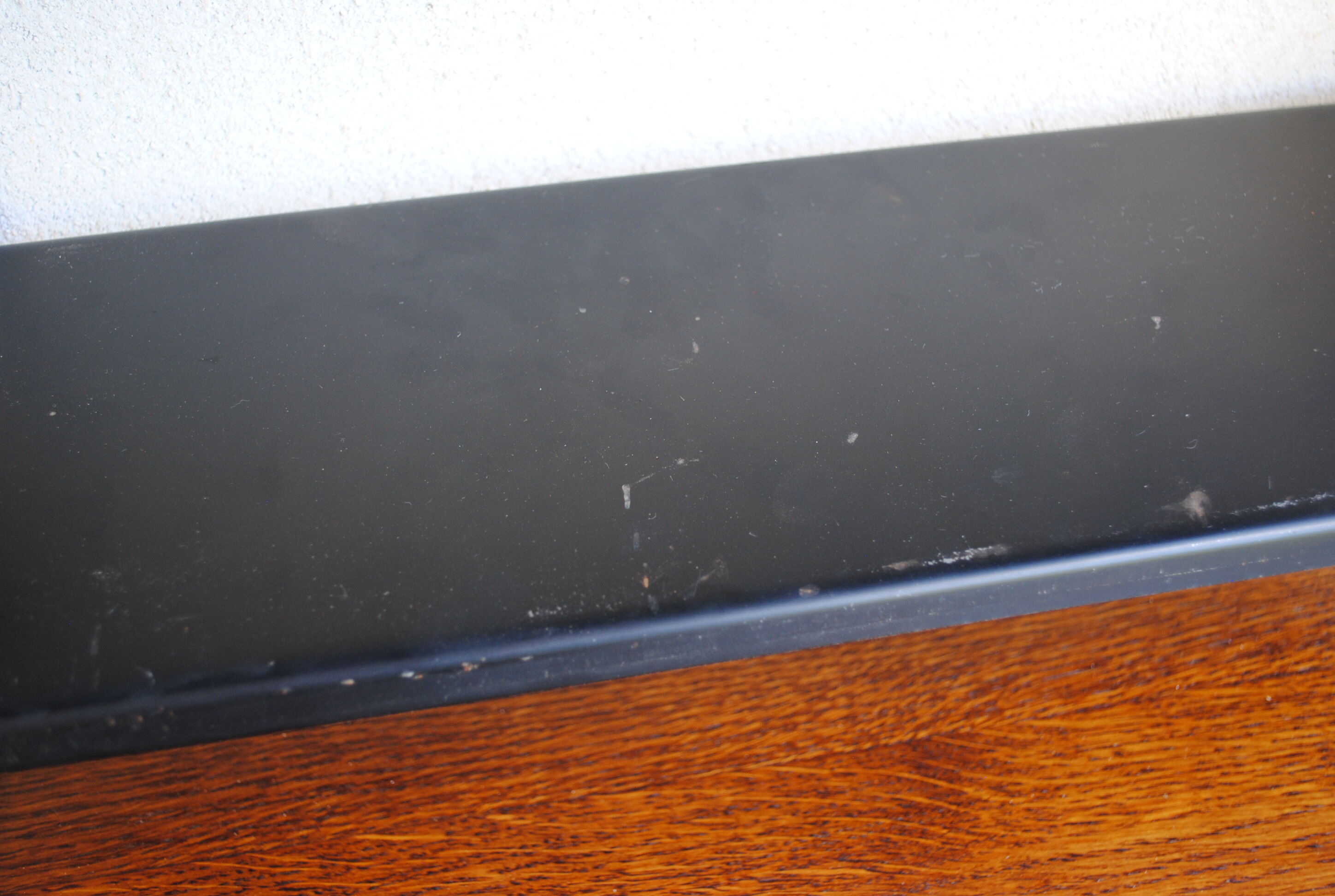 Shelf wall metal string