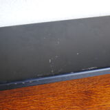 Shelf wall metal string