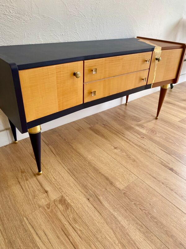 Meuble vintage relooké bleu marine, terracotta et feuille d’or – Style mid-century revisité