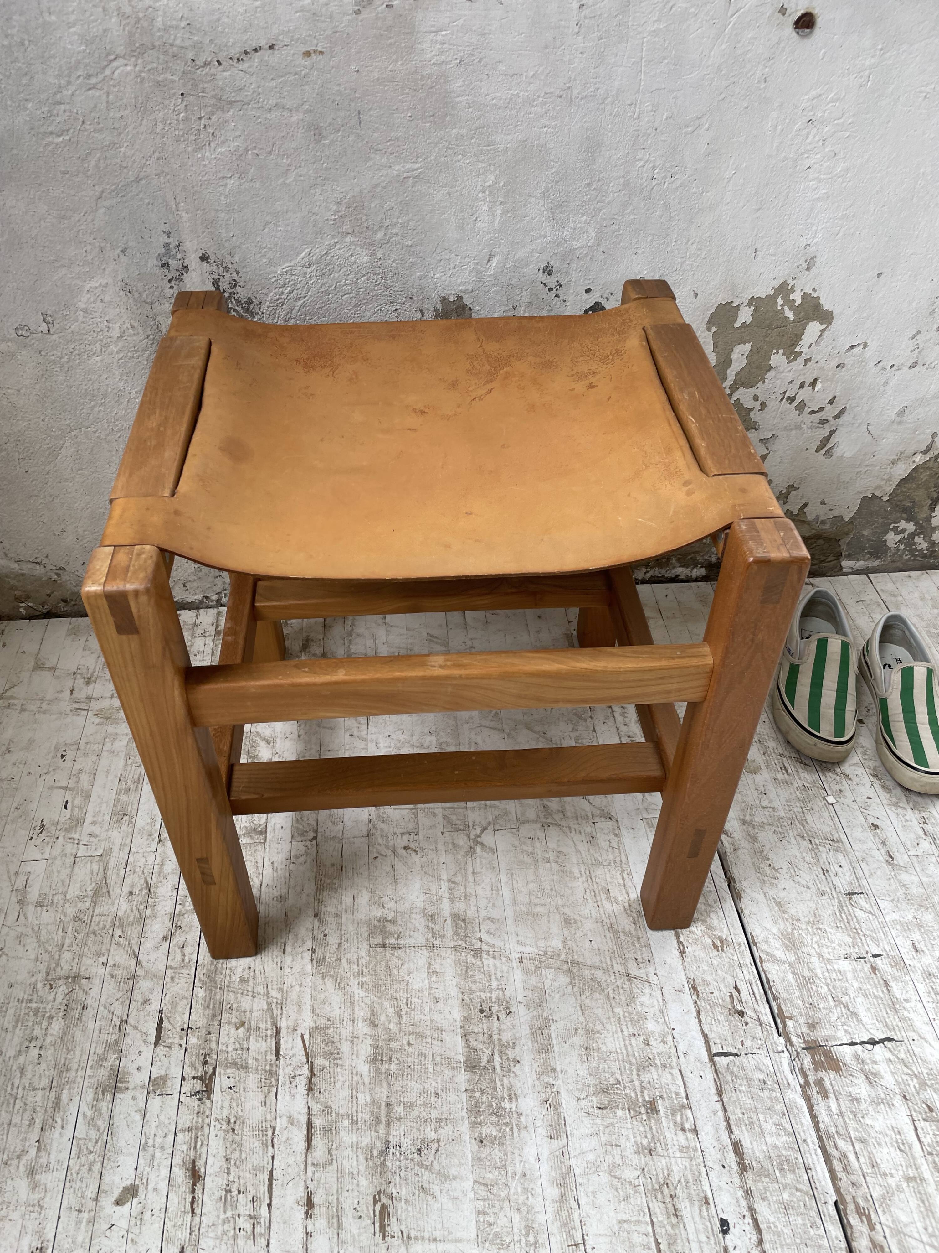 Solid elm and leather stool Maison Regain
