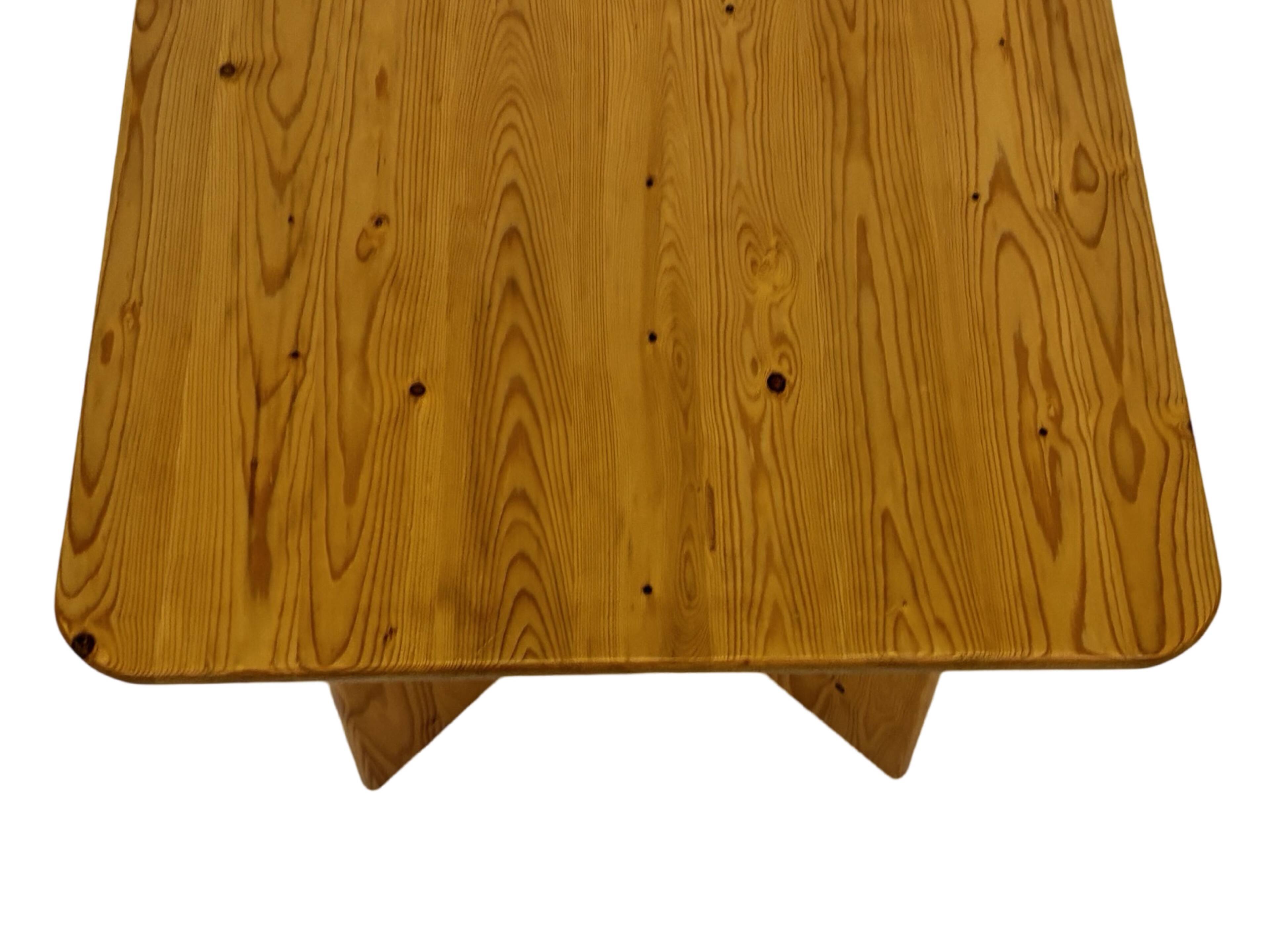 Table basse / table d'appoint vintage en pin au design organique minimaliste